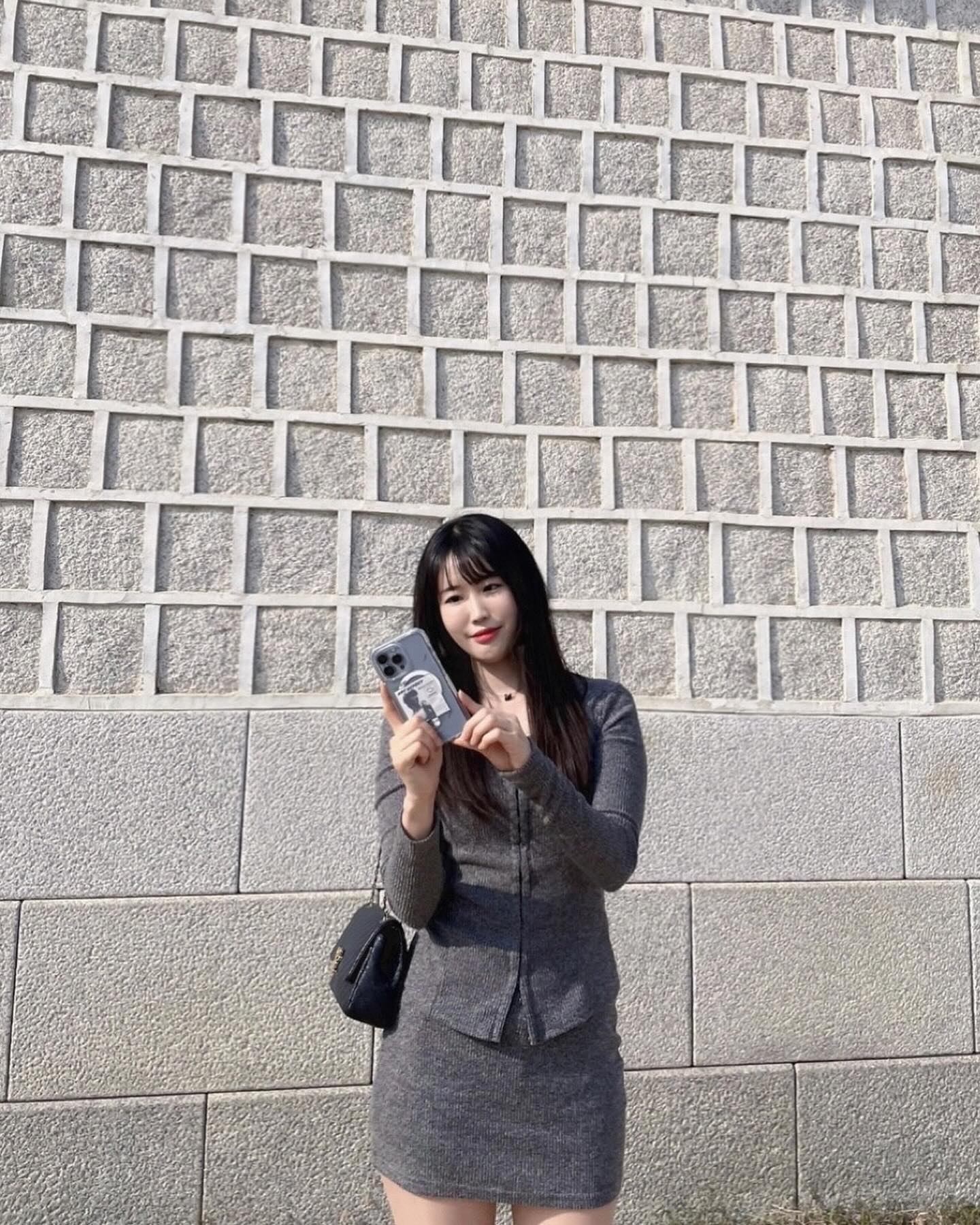 #광고 ‘데일리뉴스 맥세이프 케이스’
👉🏻맥세이프케이스의 주요 특징과 기능을 간단히 정리해볼까용~?

1. 자석 기반 연결: 맥세이프는 자석 기술을 활용하여 충전 케이블이나 액세서리가 디바이스에 안전하게 연결되도록 되있어요. 충전 도중 케이블이 갑작스럽게 뽑히는 상황을 방지하여 연결된 기기를 보호해줘용🫶🏻
2.자동 정렬 기능: 맥세이프는 충전기를 기기에 자동으로 정렬시키는 기능을 제공해용. 충전 케이블을 놓는 방향을 신경 쓰지 않고도 손쉽게 충전할 수 있답니다👍🏻
3.패션아이템으로 사용 가능: 세련된 디자인으로 패션스타일링으로도 활용가능하답니다!!!👏🏻
💗💗💗폰케이스로 완전 강추드려요🥰

#광고 #저스트굿라이프 #디자이너브랜드