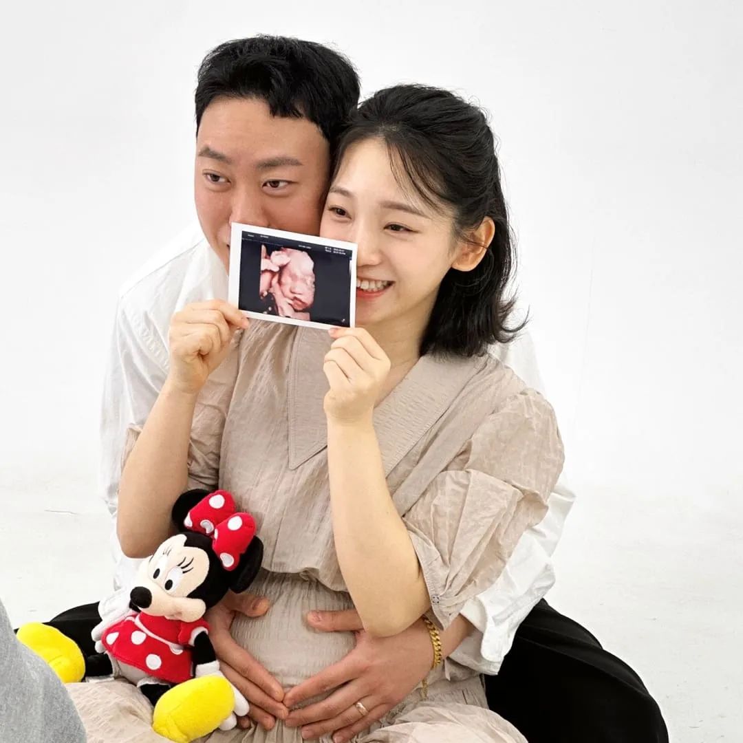 오늘은 우리황금이 태어나기전, 만삭사진찍는날

거의 아펠급 더컨벤션급 예약속도로 빠르게
주말에 예약을걸어놨던 0wn.studi0 
메이크업똥손이였던 황금맘은 예쁘게 헤메도
예약하고 촬영했는데 너무만족,, ❤
아침9시30분부터 1시까지 헤메받고 촬영하고
셀렉하고 문구결정하고 진짜시간이 순삭이였다.
기대한만큼 예쁘게 잘나오길 기다리는즁😂👍

벌써 29주라니.. 시간이 정말빠른것 같아,
임신하는동안 정말 바쁘게 일하고 뛰어다니고했지만
우리황금이는 효녀인지 입덧고생도없고 엄마를
참 많이도와줬어.. 태어나서도 잘부탁해 울애기야

황금아 바쁜 엄마때문에, 제대로 영양제도 그렇고
태교도 해주지못해서 늘 미안했었는데,
건강하게 태어나서 엄마아빠랑 재미난 하루하루
의미있게 함께 보내자, 사랑해 나의 황금쓰

Feat _ 이미 너네아빠는 준비된것같아, ➕️ 딸바보리액션 장착
 
 
 

 #만삭사진 #딸바보 #29주임산부 #토끼띠 #ownstudio #임산부그램