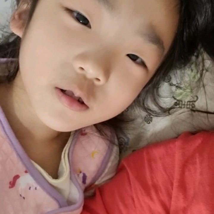 급 소리커짐주의😂

🙉
"엄마 뱃속에서 나올때 문열고나왔어 문닫고나왔어?"

.
.
.
🙊
네~ 애둘맘예정입니다ㅋㅋㅋㅋㅋ

#임밍아웃 #첫째때없던입덧
먹덧도 아니고 그냥 #체덧 ..... 🫥🫥🫥

먹을땐 잘먹어놓고
항상 체한느낌으로 울렁거리고 답답하고
갑갑하고 머리도 아프고 🤣

매일 술독에 빠진느낌 ..

이래도 뱃속에 있을때가 좋은거냐구요ㅜㅜ
휴우... ㅋㅋ

그래도 2024년 행복하게 우리가족 넷으로 잘살아봅시다❤️