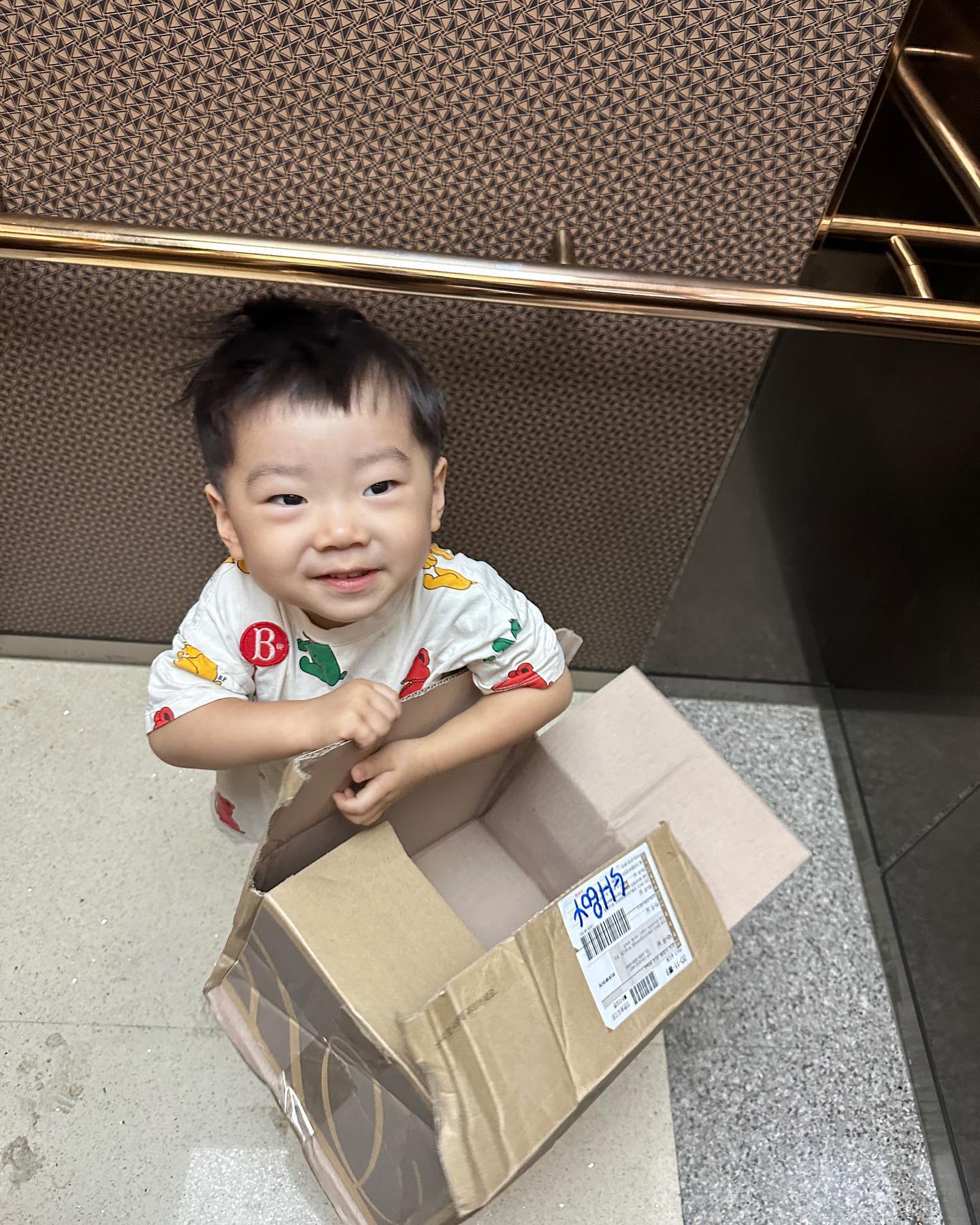 우리아들 째고 💙
항상 문단속하고 엄마 뭐 들고있으면 들어줄라고 하고 
아빠보다 낫다 😛😛😛😛
#사랑해 #💛 #근데 #넘착해도문제야 #이험난한세상
