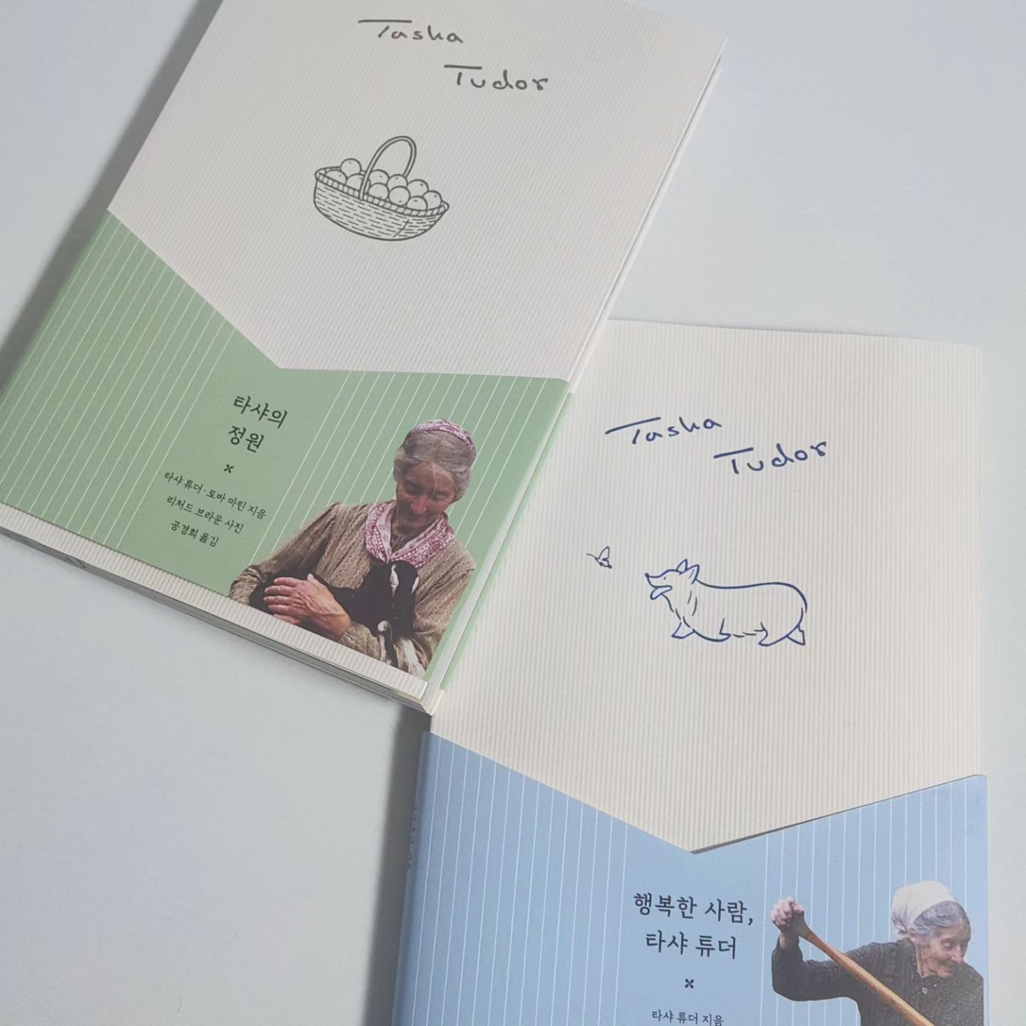 #협찬 <행복한 사람, 타샤투더>,<타샤의 정원> 도서
옛날에 MBC에서 방영 했던 타샤의 정원 다큐멘터리가 유튜브에도 있어요

이번 에디션은 일러스트 작가 오바타 사키와 협업하여 제작된 특별 에디션이에요!!
표지에 귀여운 일러스트가 너무 맘에 드네요

타샤 튜더는 56세에 정원 가꾸기에 도전하여 소박하고도 아름다운 지상낙원을 창조한 원예가에요
책 속에 다양한 이야기들을 통해 알아갈 수 있는 기회!
그외 100권이 넘는 그림책을 펴낸 작가이자 요리사이자 자연주의자이자 강인한 엄마까지!

3사별로 사은품도 지급해줘요!
-교보는 핸드 타올, 예스는 미니 에코백, 알라딘은 레이스 코스터~ 참고해서 구매하시면 좋을 것 같아요!

[교보문고]
타샤의 정원 : https://product.kyobobook.co.kr/detail/S000211477606
행복한 사람, 타샤 튜더 : https://product.kyobobook.co.kr/detail/S000211475707
[YES24]
타샤의 정원 : https://www.yes24.com/Product/Goods/123757480
행복한 사람, 타샤 튜더 : https://www.yes24.com/Product/Goods/123757484
[알라딘]
타샤의 정원 : https://www.aladin.co.kr/shop/wproduct.aspx?ItemId=329189242&start=slayer
행복한 사람, 타샤 튜더 : https://www.aladin.co.kr/shop/wproduct.aspx?ItemId=329188314&start=slayer
.
.
.
#타샤튜더 #정원 #가드닝 #식물키우기 #식물 #식집사 #자연주의 #버킷리스트 #책추천 #독서