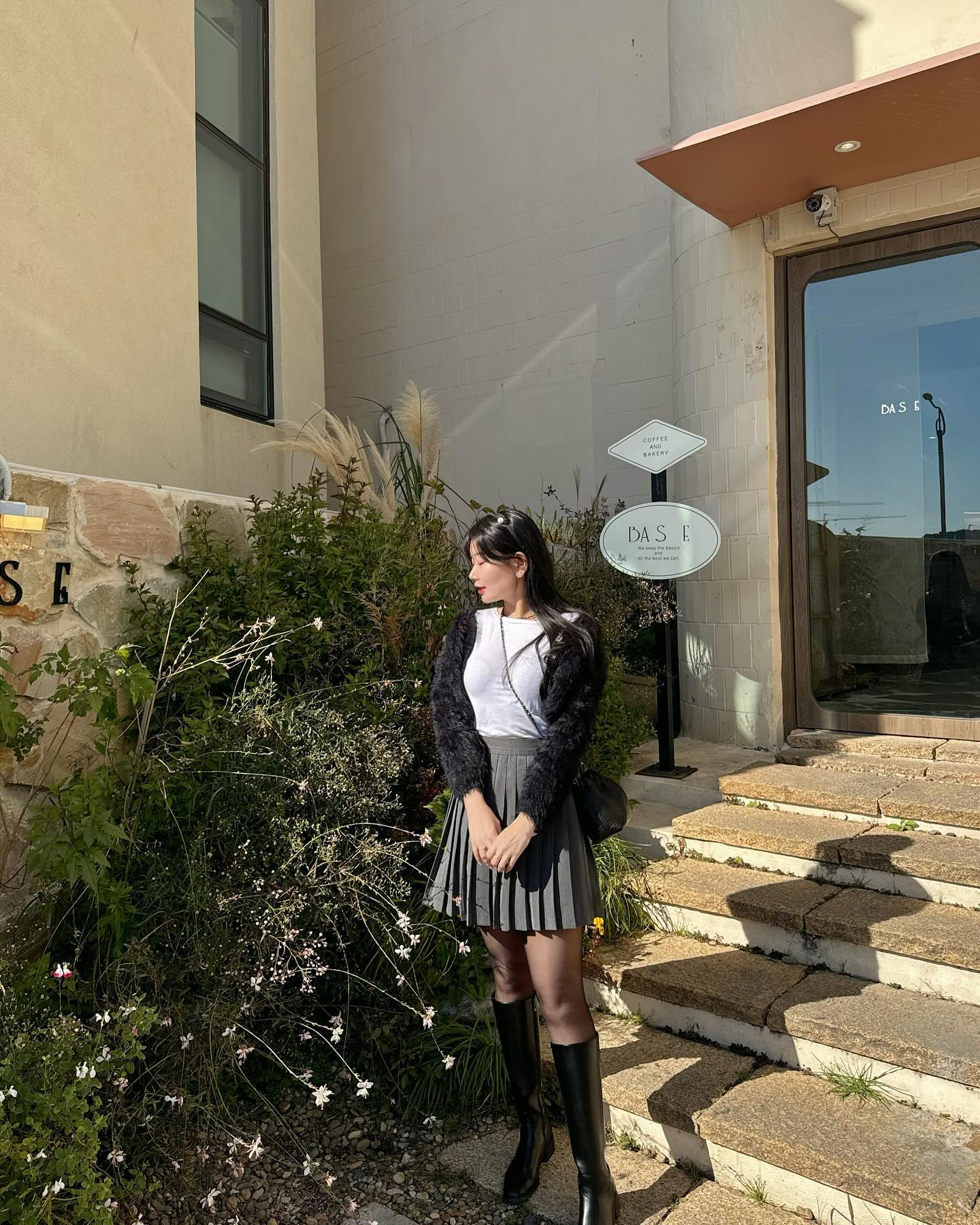 우연히.....♥️

☕ 카페베이스 [부산]

📍부산 기장군 기장읍 연화1길 73 

🎼  평일: 11am ~ 10pm , 매일
 
💛부산은 진짜 갈때마다 좋은것 같아요
그중에서 특히 기장💗
#고향연화 가려는데 웨이팅이 너무 많아서 우연히 가게된 카페 베이스
 기대 하나없이 가게 되서 그런지 더더더더더 조앗어요, 
오션뷰 완벽 
곳곳에 포토존 완벽 
베이커리 완벽 
완벽 그잡채🥹
루프탑이 있고 5층(?) 까지 건물이 있는데 
계단 오르기만 힘들었어요 
밥집 웨이팅 끝나고 와서 빵 포장할정도로 맘에 들었던곳 

🚙주차장 o
앞에 주자할 수 있지만 협소,