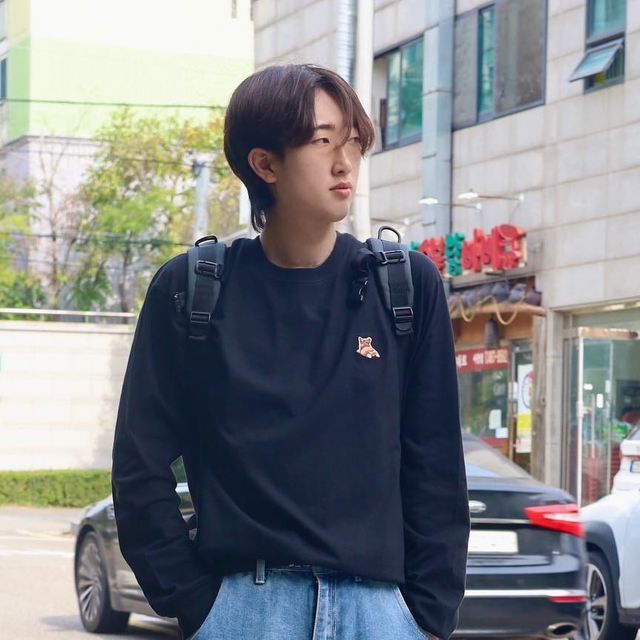 새일/𝒩ℯ𝓌 𝒟𝒶𝓎 on Instagram: "#광고 💨💨점점 시원해 지는것 같아요‼️ 그렇다구 아우터 입으면 덥더라구요..🥲 그래서 오버핏 긴팔티하나로 포인트 주기! 오버한 핏감으로 누구나