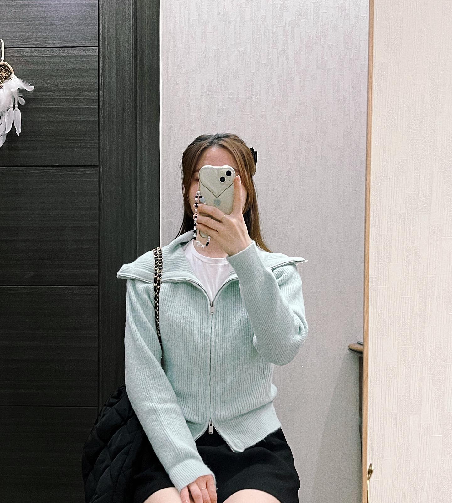 📍화요룩
⠀
블랙에 민트한방울 ..🩵🩵
까마귀룩에 민트컬러 없었으면 쿨내 풀풀 풍겼을듯..😎
요즘 색감조합이 재미지고 신기한~~~🧙‍♀️🔮
⠀
#톤온톤코디추천 #니트집업코디 #겨울부츠추천