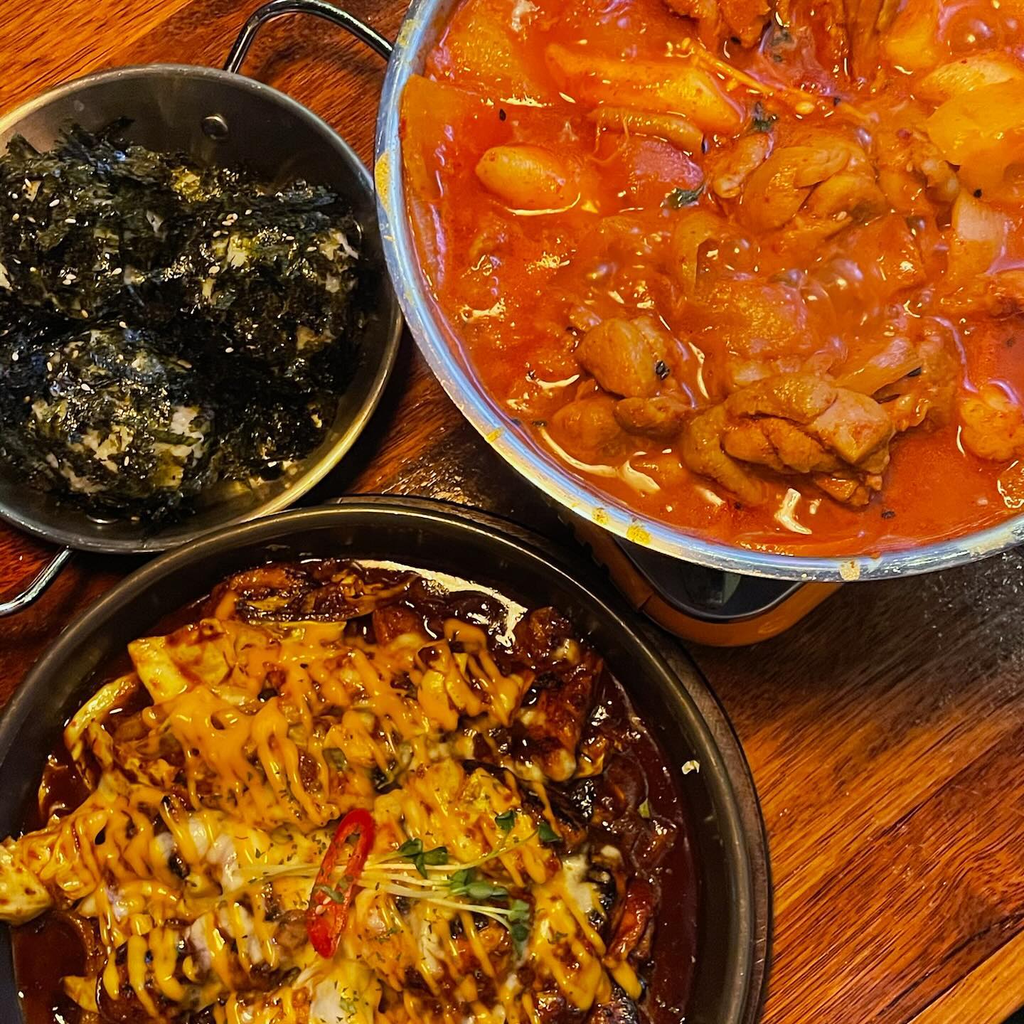 #협찬 [53번째식탁] 강남77 홍대점
: 게임하면서 술마시는 곳이 있다고⁉️ 심지어 맛도 좋아👍

홍대입구역에 위치한 #강남77 에 다녀왔습니다🍺🍻

=menu=
뼈없는 닭볶음탕 19,900
치즈닭갈비&주먹밥 19,900
생맥주 500cc 4,900
================

이곳은 홍대입구역에 있는 핫플레이스‼️ 강남77입니다

저희는 메인메뉴인 순살 닭볶음탕과 닭갈비&주먹밥 그리고 맥주 두잔을 시켰습니다

여기는 좌석마다 모니터가 있어서 그걸로 주문도 하고 게임, 그리고 영상도 볼 수 있어요

좌석이 개별로 구분되어 있어서 이 점도 되게 좋았습니다

기다리는 동안 신청곡도 신청하고, 게임도 하고 전체 게임으로 상품을 주는 이벤트도 있어서 지루하지 않았습니다👍

닭볶음탕,, 시켜드세요 여기 맛집입니다 적당히 매콤달달한 국물에 닭고기가 부드러워 너무 맛있었어요

그리고 치즈닭갈비도 단짠단짠의 조합이 일품이더라구요 주먹밥은 닭볶음탕이랑 닭갈비 둘 다 아주 잘 어울렸습니다🤤🤤

이 날 대한민국 축구가 있는 날이었는데 요청하면 모니터에 틀어주신다 하여 축구도 재밌게 보고 왔습니다‼️

===============================
🚘 서울 마포구 잔다리로 3 2층
⏰ 매일 15:30 - 09:00 

#협찬 #강남77 #강남77홍대점 #홍대핫플 #홍대맛집 #홍대술집 #홍대데이트 #홍대가볼만한곳 #홍대포차 #홍대실내포차 #홍대요리주점 #홍대룸술집 #홍대웨스턴술집#데이트코스#연애일기#맛집추천#맛집스타그램#먹스타그램#먹스타#먹스타맞팔#맛집탐방#맛집투어#맛집#먹팔#먹맞팔#먹팔환영