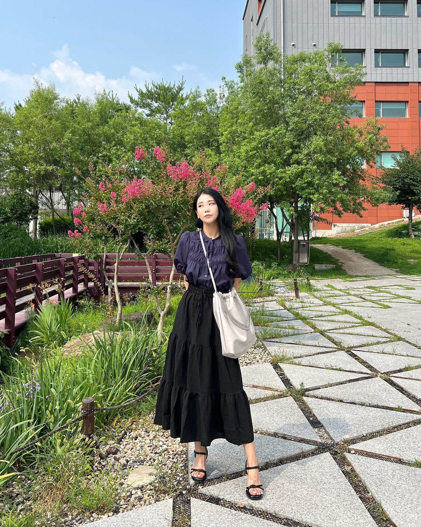 #협찬
배롱나무 앞에서.... 🌺 
나이먹어 그런가.. 😮‍💨 요즘 자연 넘 아름답네....

macni_official 
📌마크니 CHAIN STRING BAG_BEIGE GREY 

✅넉넉한 수납공간의 비건레더 체인백
✅ 두가지 스트랩으로 숄더&도트&크로스 연출가능

#마크니 #Macni #마크니가방 #체인백 #보부상백 #체인백 #출근가방추천 #여자여름코디 #여친룩 #데이트룩 #여자출근룩 #여자가방추천 #패션계정맞팔 #맞팔dm