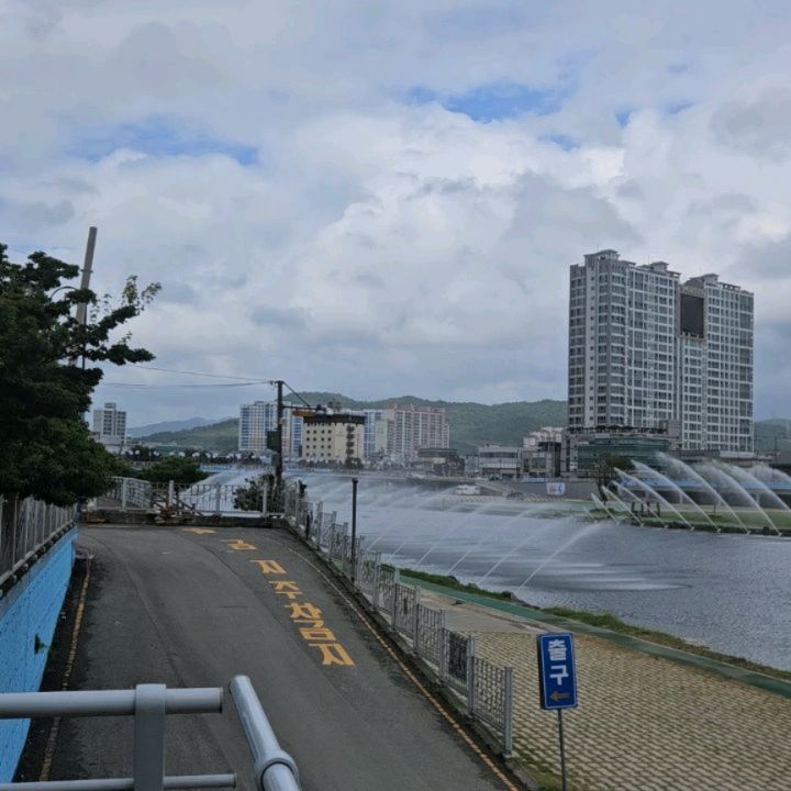 남도 한달살아보기 장흥 지자체 프로그램으로
전남 장흥 9일살기 시작!!

물의도시 & 어머니의 품이라는 
전남장흥에 위치한 
무무라라는 펜션에서 지내는데 
마치 동화속에 나오는것같은 곳 같아요!!!

무무라 폔션에 도착하면 
귀염둥이 마스코스 모모라는 강아지 
반갑게 맞아줍니다 !!!
(디즈니 캐릭터느낌 객실앞까지 안내해줘요)

앞으로 9일간 장흥을 하나하나
알아보겠습니다

#장흥 #남도한달살기 #장흥한달살기 
#전남장흥 #남도한달살아보기 #남도한달살아보기장흥 #장흥여행 #전남장흥여행 #무무라 #무무라펜션