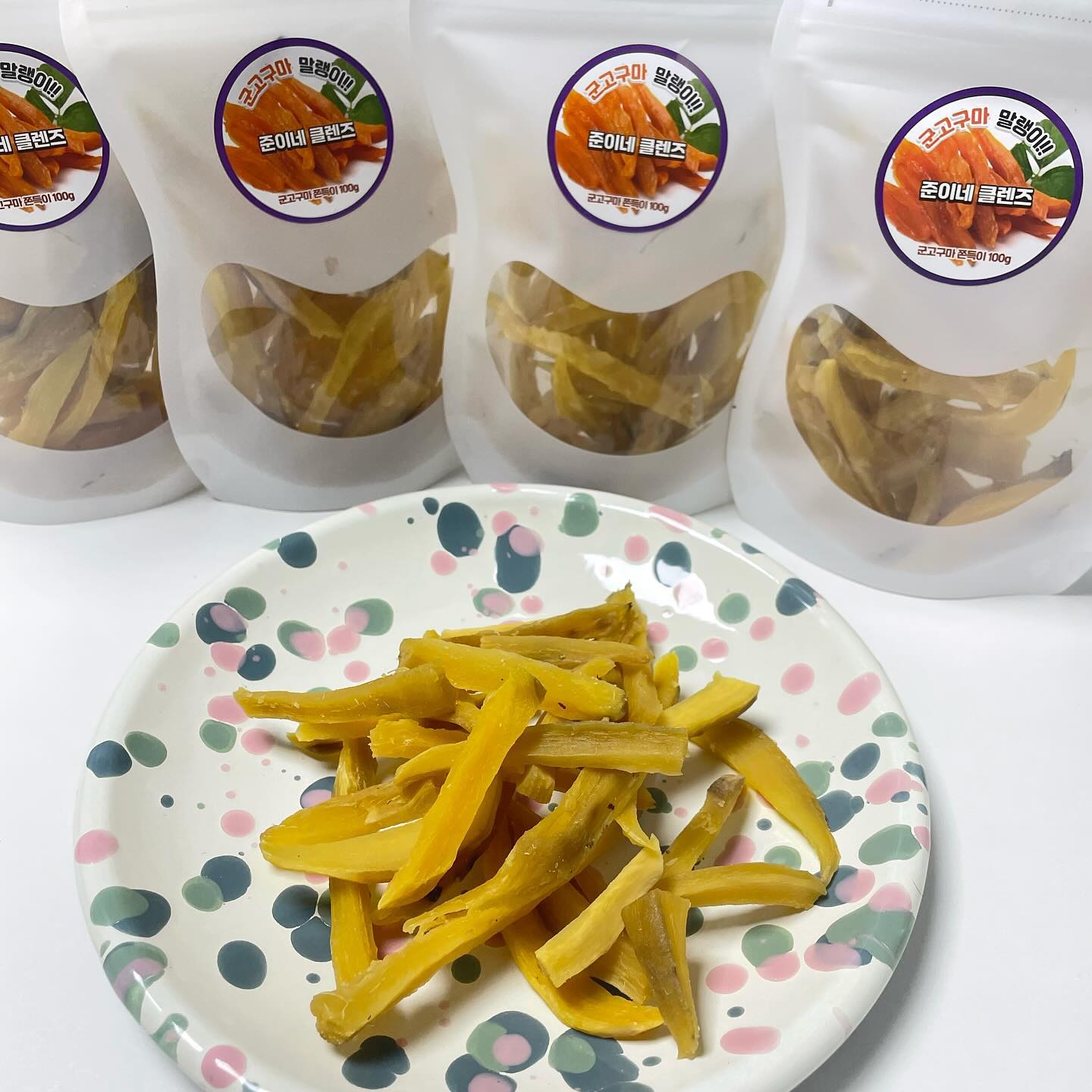 #협찬 🍠#군고구마말랭이

쫀득쫀득하고 리얼 고구마인 군고구마 말랭이!

많이 안 달아서 맛있고 건강함이 느껴져요! 🍠
지퍼백 형식이라서 어디서든 간편하게 꺼내먹을 수 있을 것 같아요~!

살짝 굳었을 경우엔 15초정도 전자렌지 돌리라는데
그냥 먹었을 때가 더 맛있어요😆

 #고구마말랭이 #건강간식 #고구마쫀득이 #말랑고구마 #식사대용 #말랭이 #아이들간식 #해남고구마 #황토고구마 #고구마간식 #군고구마 #호박고구마 #말린고구마 #꿀고고마 #준이네클렌즈