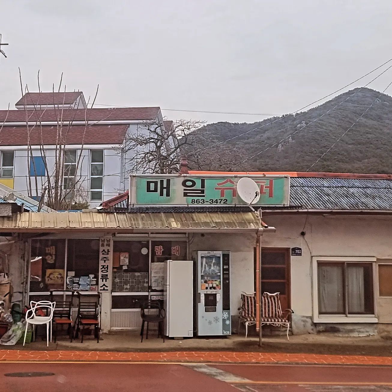 둘째졸업식이 끝나고 바로 여행길에올랐어요
어떤일이든 항상 마무리를하고 오는곳이
여기였던것같네요
저번엔 계약일종료로 일마무리짓고
오고 이번엔 졸업마무리 짓고 오고...
저희가 가는숙소는 크고 거창하지는않지만
사장님들의 음식솜씨도 좋으시고
인정넘치시는 분들이라서 친정에 오는
기분이었어요
저번엔 제가좋아하는 전복돌솥밥과 냉이된장국을
대접해주시고 이번에도 식사를 챙겨주셨답니다
감사합니다 사장님들의 배려덕분에 가족들은
잘쉬고 또다른시작을 위해 풀파워 충전해갑니다
조만간 또들릴게요

#여행
#좋아요💕 
#3년단골숙소
#감사하는마음 
#사장님짱친절하심👍 
#위사진은근처슈퍼
#이사진꼭찍고싶었습니다