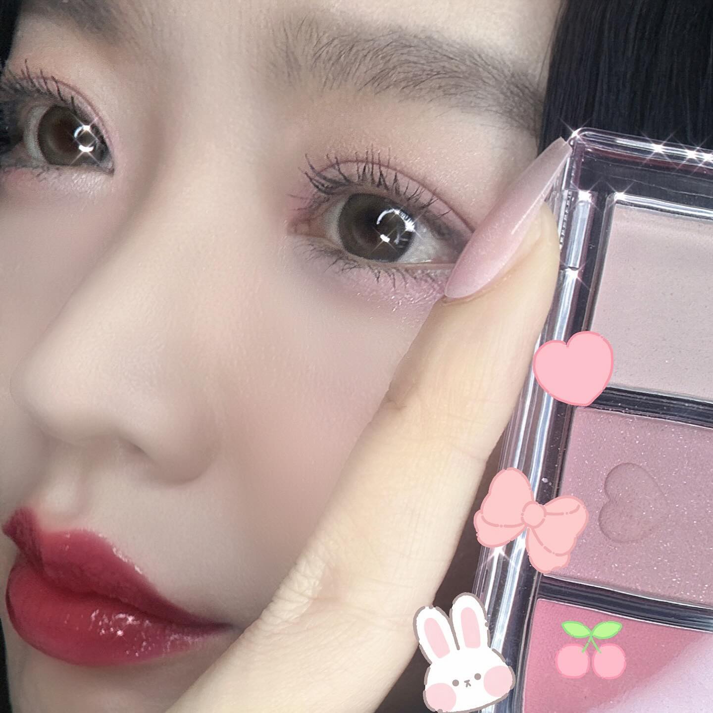 #제품제공 bbia.official 
💗💖삐아 핫팅 에디션💗💖

요즘 넘~~나 열일 하는 삐아에서 보내주신 선물 🌸
핑크 핑크한 색감이 아주 취향을 저격 해버렸다죠✨

☀️삐아 에센셜 아이 팔레트 

팔레트 색 구성부터 글리터까지 무드가 넘쳐버리는 
로지 핑크 무드 섀도우 팔레트 💖
명도별 그라데이션 컬러로 구성 되어 있어서 얼마나 섀도우를
쌓느냐 (?) 에 따라 색다른 아이 메이크업이 가능해요 🫧
진짜 버릴 컬러 하~나도 없이 활용도 완전 합격 ‼️
가루 날림도 없고 밀착력, 지속력까지 찰-떡이라 매일 매일
다른 조합으로 데일리 메이크업 해주기 딱인 팔레트에요 🥰

☀️삐아 레디 투 웨어 다우니 치크 
07 다우니 엔젤 08 다우니 로지

뽀용한 색감이 볼을 싹~ 밝혀주는 캐시미어 텍스처의
크림 블러셔에요 💗 미세 블러링 파우더가 함유 되어 있어서
볼에 발라줬을 때 끈적거리거나 모공 부각 되는 것 하나 없이
모공을 가려줄 수 있는 프라이머 블러셔 라고 하더라구용 🥺🩷
완져니 신박하지 않나요...? 솜털 같이 마무리 되는 블러리 피니쉬!
두 색상 따로 사용해도 섞어 사용해도 예쁜 컬러에요 ✨

☀️삐아 오버 글레이즈 스틱
08 베리 글레이즈 09 리치 글레이즈

매번 눈에 보일 때 마다 너무 궁금했던 글레이즈 스틱 💗
요즘 광택감 뿜뿜한 탕후루 립 메이크업 하는 걸 즐기는데
글레이즈 스틱은 끈적거리지 않으면서 진짜 입술을 싹~
코팅 해주는 것처럼 반짝거리는 입술을 완성 해 주더라구요 🌸
멘톨 성분이 함유 되어 있어서 입술 쿨링 & 플럼핑 효과가 있어서
입술 주름 싹 펴서 탱글한 입술 완성 🥺🩷
너ㅓㅓ무 예뻐서 맨날 이것만 바르고 싶을 수준으로 진짜
완 전 예 쁨 💋

3가지 모두 신규 컬러고 메이크업에 활용 하면 혈색이
느껴질 만한 컬러감들이라 혈색 로지 메이크업 연출 하고
싶으신 분들은 당장 겟-또 💖

3월 25일 ~ 4월 1일 오전 11시까지

에센셜 아이 팔레트 > 19,900원 (+하팅 미러 증정)
오버 글레이즈 스틱 단품 > 9,900원
오버 글레이즈 스틱 (2set) > 16,800원 (+하팅 미러 증정)
RTW 다우니 치크 단품 > 7,200원
RTW 다우니 치크 (2set) > 12,600원 (+하팅 미러 증정) 

프로모션도 놓치지 마세용 👋🏻✨