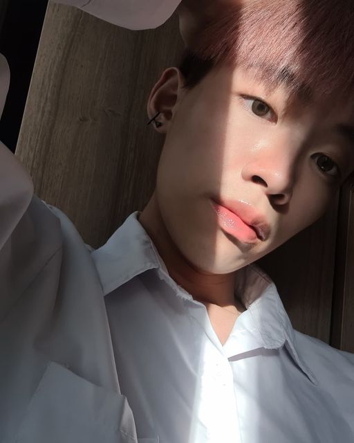 MINU • 강민우 on Instagram: "#sponsored #협찬 #광고 @cosrx_korea @cosrx 모든 사람, 특히 뷰티에 관심이 있는 사람들에게는 분명히 코스알엑스란 이상한 이름이 아니죠? 코스알엑스는 좋은 스킨케어