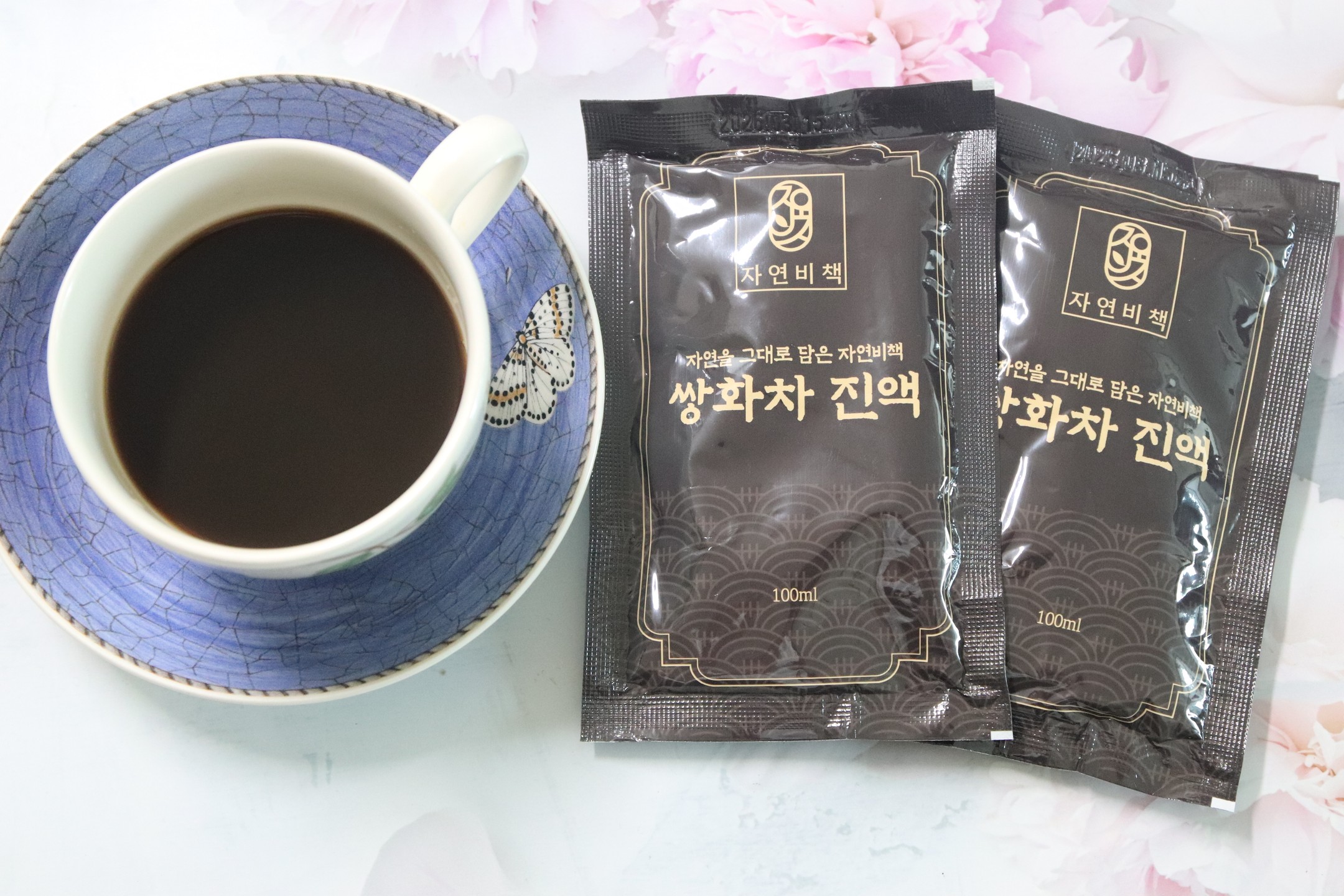 #광고 #협찬

봄꽃이 활짝 폈지만 아침 저녁으로 일교차가 큰 날씨...
목도 자주 잠기고 감기 기운도 있는 것 같아서 
가볍게 마실 수 있는 쌍화차 진액을 골라봤다.

쌍화차의 효능을 찾아보니 딱 먹어주셔야겠다고 느낌...ㅋㅋ

쌍화차의 효능은 감기 예방...
요즘 일교차가 큰데 감기걸리지 않게
조심해야겠다.

쌍화차가 골다공증 예방에도 좋다고하니 눈이 번쩍 뜨임...ㅋㅋ
 
혈액순환 개선과 탈모개선에도 도움이
된다고 함...
두뇌활성화, 간건강, 면역력에도 도움이 된다고 하길래 역시...쌍화차 했는데...

첨가물 없이 동의보감의 9가지 재료만을 사용해서 제작한 진액...
진액 이라 진한 맛이 느껴지는 자연비책 쌍화차진액을 골랐다.

역시...한모금만 마셔도 진한 맛이 온몸으로 느껴진다능...ㅋㅋ 

봄날...나른하고 피곤해지기 쉬운 시기에
면기편한 환절기 건강비책...ㅋㅋ

몸을 보양하기 위해 상비하고 마셔주셔야겠다. 
요즘 매일 만보걷기 하는데 자연비책 쌍화차 진액까지
마시니 몸이 가뿐해지는 너낌...ㅎㅎ

https://smartstore.naver.com/naturefnb

#자연비책 #쌍화차진액 #쌍화차 #환절기 #피로회복 #쌍화차재료 #쌍화차효능 #진한맛 #먹기편한
#전통차 #전통차재료#쌍화차추천 #건강차