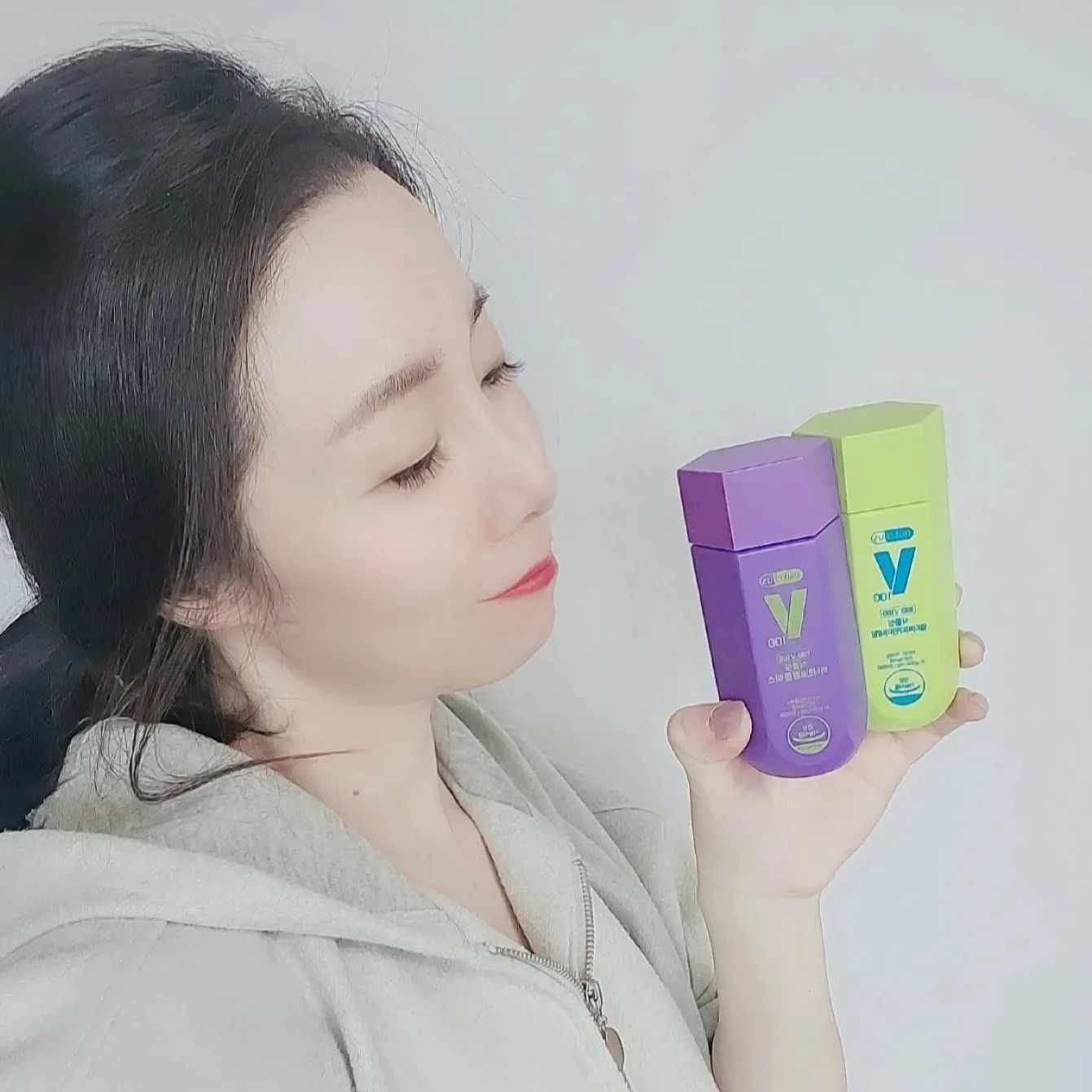 #협찬 #뉴트리어스

하루에 한 번 내 몸 챙기는 시간가지기
추워질 수록 건강은 더 챙겨야 한다는 거!

아침에 이불 속에서 나오는 게 
하루하루 더 힘들어 지는 것 같아서
요즘 비타민을 꼬박꼬박 챙겨먹고 있었요.

기왕 챙겨먹는 거 
안심하고 먹을 수 있는 제품으로 
선택해야 겠다싶어서 
국내 최초 식물성 비타민으로 
자연의 순수한 영양을 물로 추출한 
100% 식물성 비타민 
<뉴트리어스비타V100> 을 
픽했답니다!

비건인증은 동물성 원료를 사용하지 않은 것으로
100% 식물성을 보장하지는 않는다고 해요.

그래서 100% 식물성 비타민인지 
꼭 확인해야 한다고 하는데
뉴트리어스비타V100은 
100% 식물성 비타민이라고 해요.

컬러에 따라 
내 몸에 맞게 골라 먹을 수 있는데
연두, 보라, 노랑, 주황 
이렇게 네 가지가 있어요.

저는 멀티비타민인 연두와 
비타민 B컴플렉스인 
보라를 먹고 있어요.

(*노랑은 비타민 C와 셀레늄 , 
주황은 비타민D와 아연이에요)

💚연두
: 비타V100식물성 멀티비타민 미네랄
 - 고함량 종합비타민
 - 균형을 맞춘 11종의 비타민+ 미네랄 배합
 - 1일 영양성분 기준치 종합 3,365%
 - 1일 1회 2캡슐 

💜보라
 : 비타V100식물성 비타민B컴플렉스
 - 고함량비타민B
 - 1일섭취량 비타민B군 7종, 고함량 배합
 - 1일 1회 1캡슐 

아침식사 후에 
연두와 보라를 함께 먹고 
점심식사 후에 
연두를 한 번 더 먹고 있는데
기분 탓인 건지 
하루 가 더 활력있어 지는 느낌이에요.

연말선물 아직 결정못하셨다면
건강챙기는 선물 어떠세요?

#식물성비타민 # 멀티비타민 
#뉴트리어스비타V100  #고함량비타민 
#영양제추천 #비건비타민 #천연비타민
#멀티비타민추천 #비타민B #식물비타민
#홍챠 #홍챠의일기 #홍챠의식단