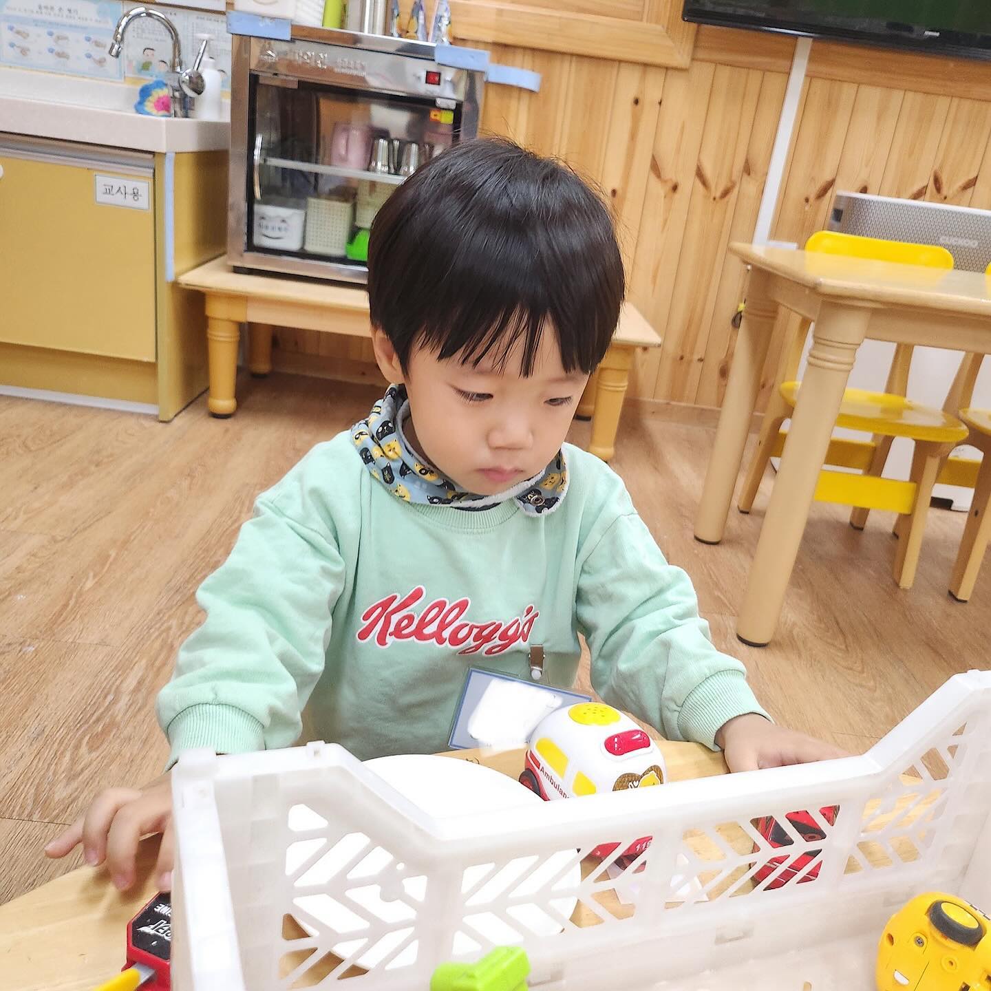 💚
울 하라 첫 등원 기념으로
엄청 오랜만에 피드🩵🩵🩵

안 울고 갈 수 있었는데
누나가 우는 바람에
둘이 울며 등원해서 맘이 안좋았다눙...😭

근데 간식으로 나온 포도도 잘 먹고
장난감도 가지고 재밌게 놀구
밥도 야무지게 먹구 하원했당 ㅎㅎㅎ

하원하고 집 가는 차 안에서
얼마나 쫑알쫑알하던지
아주 사랑스러움 그 자체🤍✨🤍

얼른 적응해서 웃으며 갈 날이 기대된당
너의 첫 도전을 축하해🩷🩷
⠀
#임하라 #사랑해 #❤️
⠀
⠀