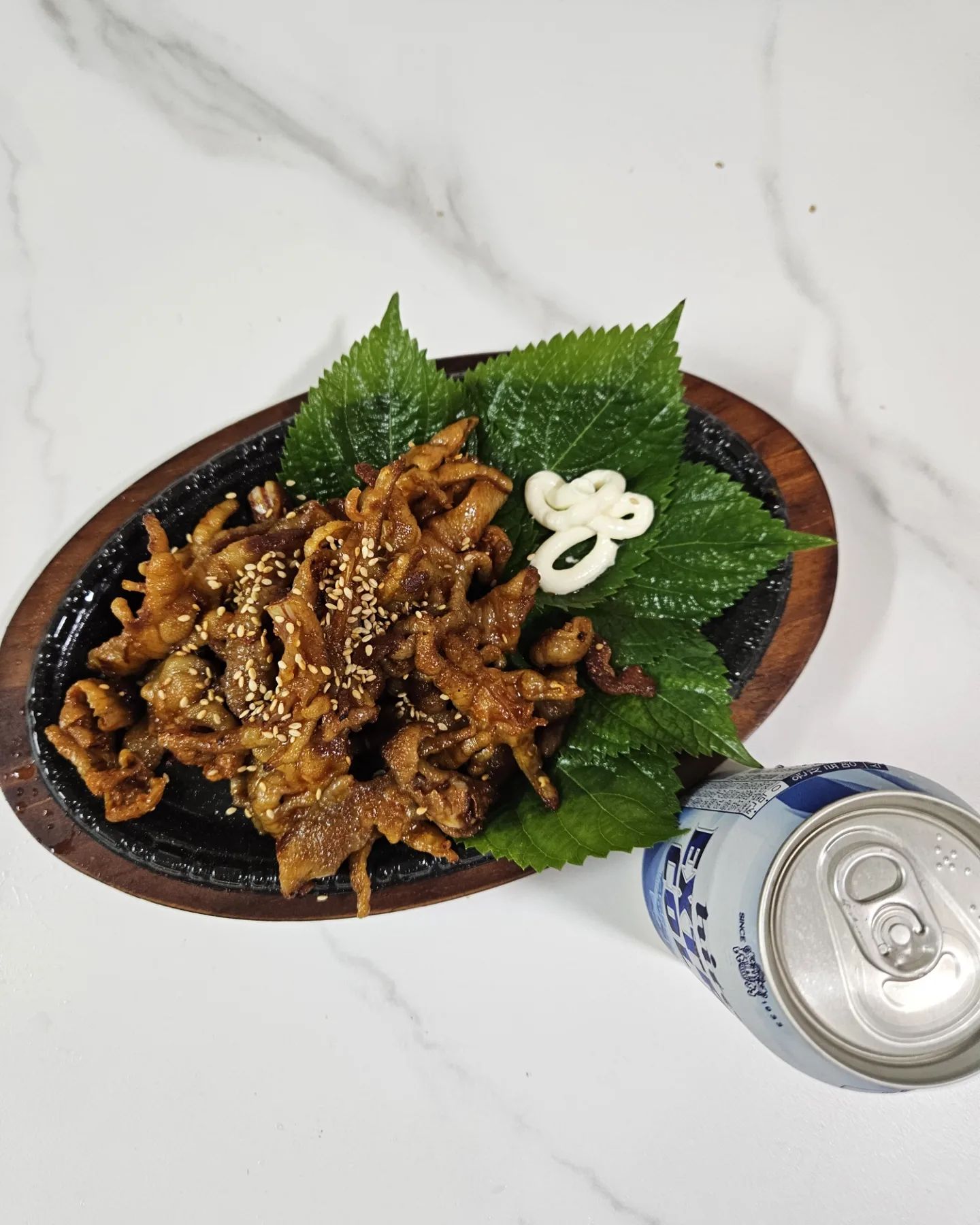 요즘 일이 너무 바빠 인스타에 너무 소홀했던점🥲🙏
말을 많이 해야하는 직업이다보니 성대가 너덜너덜해져서 성대결절임박 소식을 듣고 얼마나 울었는지 몰라요🥴
제가 아프다보니 함께일하는 신랑이 더 고생이라 술상한번 차려봤는데 이제야 올리네요!!!!

마무리를 못하고 퇴근하고 집에오면 나머지일은 신랑몫이 되는지라 부랴부랴 맥주안주 하나 꺼내보았어요
#홍미닭발 에서 주신 무뼈닭발인데 한접에 맥주한목음하면 맥주 몇캔을 먹나몰라🍺
저도 한목음 하고싶지만... 영영돌아오지 못하면 안되니 꾹 참고 무뼈닭발엔 역시 사이다지🤣

꼬들꼬들 쫀득쫀득헌게 확실히 맛있네요👍

🎁Thanks to
weggle_official hongmi.mall