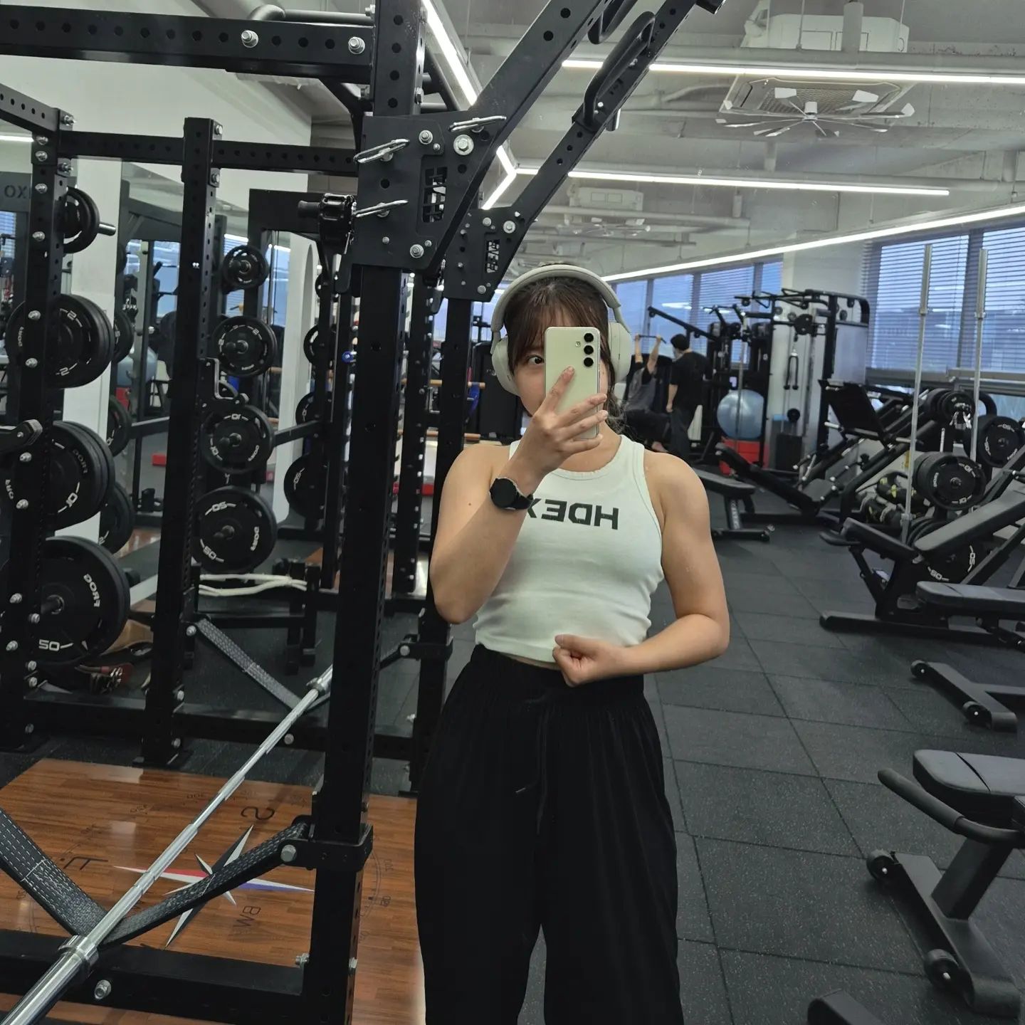 잼!하❤️ #오운완 

⚠️뒤에 뭉게진 빵사진 식욕감퇴짤 주의 ⚠️💩

• 이야~~~ 근 3주간 주에 1회 운동하고 쌤한테 쓴소리듣고 정신🍒 온 잼이랍니다 뉴후 🌞 

근육 진짜 다죽었는데 머 차근차근 만들어 나가야쥬 🔥 그래도 올만에 등 땡기니까 기분 체거드라요〰️〰️

• 글고 오늘 오랜만에? 방탈출 하고왔는데 키키 잼는데 어려움 🚪 앞으로 더 열시미 해야지. 

• 사실 눈뜨자마자 빵🥖먹었고~~ 어제 1시간20분 웨이팅 오픈런해서 사온 #후와후와 
고구마카스테라소금빵 + 딸기피스타치오샌드 

⚠️딸기피스타치오샌드 제가 어제 하루죙일 밖이라 거진 12시간동안 열심히 가방안에서 뭉게져서 무슨 애기똥 비주얼 됨 💩⚠️ 근데 맛은 있드라요. 식욕이 이ㄱㅕ버림

• 요즘 약간 봄이라고 치마에 빠짐잼 컄 나도 샤랄라 할수 잇다고ㅠ 

#workout #등운동 #ㅇㅇㅇ #운동소통