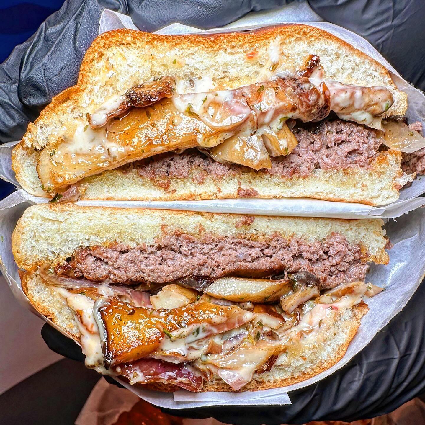 육즙가득한 신촌 수제버거맛집😍

신촌 #니즈버거

이미 알만한 사람들은 모두 안다는 신촌 수제버거집🫶🏻 남녀노소 호불호 없을 시그니처 니즈버거와 단짠의 정석 피넛버터버거, 버섯의 풍미가 가득한 화이트머쉬룸버거 모두 부담스럽지 않은 감칠맛과 진한 육향을 품은 패티가 인상적👍

세트를 시키면 감튀or어니언링을 고를 수 있는데 진한 치즈소스가 뿌려진 치즈프라이즈와 입안 가득 바삭함이 느껴지는 어니언링 강추! 매콤한 핫소스 베이스의 소스로 버무려진 핫윙과 새콤한 콘샐러드로 입가심까지 마무리❤️

니즈버거는 을지로, 인천청라, 신촌, 홍콩에도 있으니 참고!!😊

✔️ 니즈버거 8,900원
✔️ 피넛버터버거 8,900원
✔ 화이트머쉬룸버거 8,900원
✔️ 버팔로핫윙 11,000원
✔️ 프렌치세트(치즈프라이즈+음료) 7,000원
✔️ 어니언세트(어니언링+음료) 6,000원
✔️ 콘샐러드 2,500원

📍 서울 마포구 서강로9길 24-3 1층

#신촌맛집 #신촌역맛집 #수제버거맛집 #수제버거 #신촌수제버거 #신촌맛집추천 #신촌역수제버거 #햄버거맛집 #수제버거추천 #버거맛집 #수제버거추천