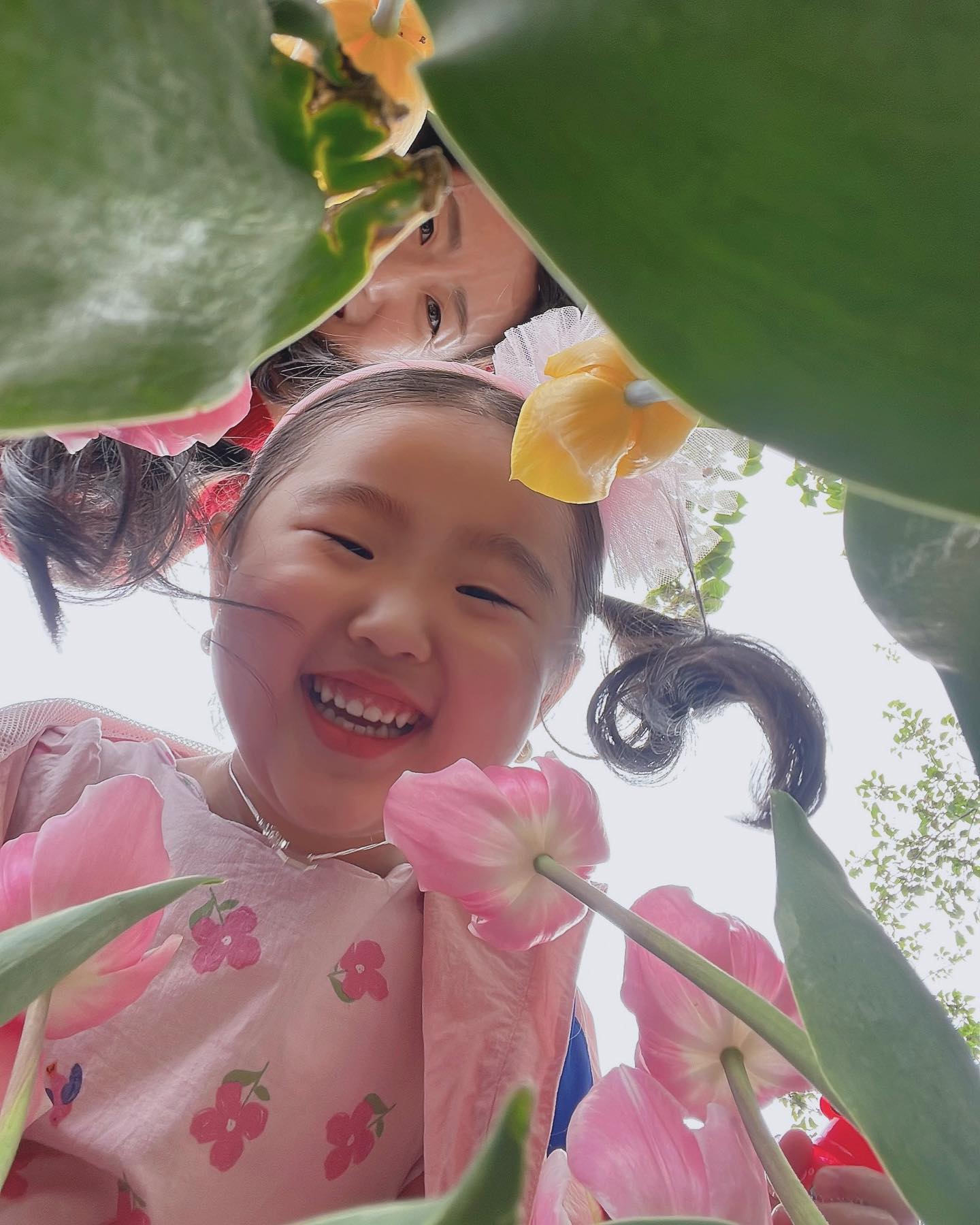 .
송도 튤립축제 구경 갔다왔는데요 :) 
역시나 사람 많고 체험하는거 모두 마감 😂 .
튤립 사진만 열심히 찍고 왔어요 ㅋㅋ .
튤립샷 이라는거 걍 바닥에 놓고 찍는거겠지 하고 갔는데 적당한 자리 찾기도 어렵고 위에서 아래로 내려다보는 얼굴... 흠... ㅋㅋ .
주름이랑 혈관 다 튀어나와서 징그러운거 같죠 ㅋㅋㅋ .
연서는 꽃 속에서 연서 얼굴 찾기~~ 하니까 그저 신나서 자기 얼굴만 가득 들이대고 😄.
마지막 사진은 연서가 엄마 찍어줬는데 밑이 바닥이 아니고 꽃이라서 너무 맘에 드는 사진🌷 .
.
.
#튤립축제