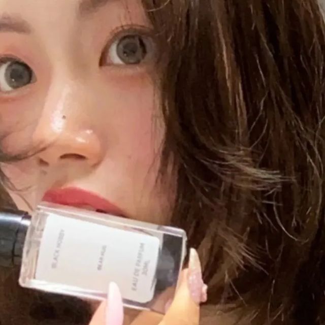 하영 on Instagram: "@blackhobby_official #광고 #AD 🤍🤍🖤블랙하비🖤🖤🤍🖤 베어허그 블랙하비⭐️ 어두운(Black) + 취미 (Hobby)라는 뜻으로 내면 속 숨겨진 당신만의 취향을 찾아드리는 향수 쇼