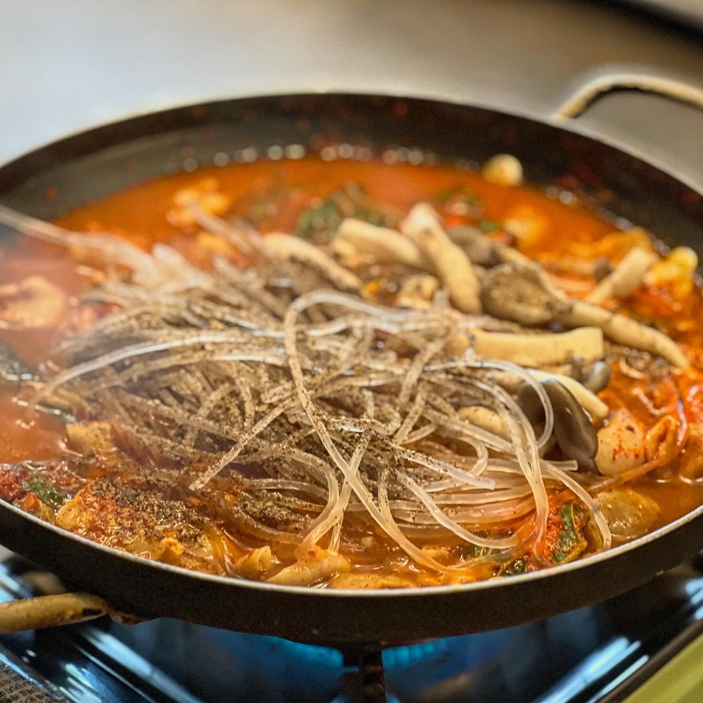 📍구석집

구석집은 연신내 근처 위치한 
돼지곱창전골 전문점으로 
푸짐하고 잡내없는 곱창전골을 
맛볼 수 있는 곳이에요. 

식사하러 가기에도, 술 한잔하러 
가기에도 좋은 곳이랍니다. 

- 통일로83길 17-5 1층
- 매일 16:00-02:00

#협찬#구석집#연신내맛집#연신내역맛집#연신내곱창전골#연신내술집#갈현동맛집