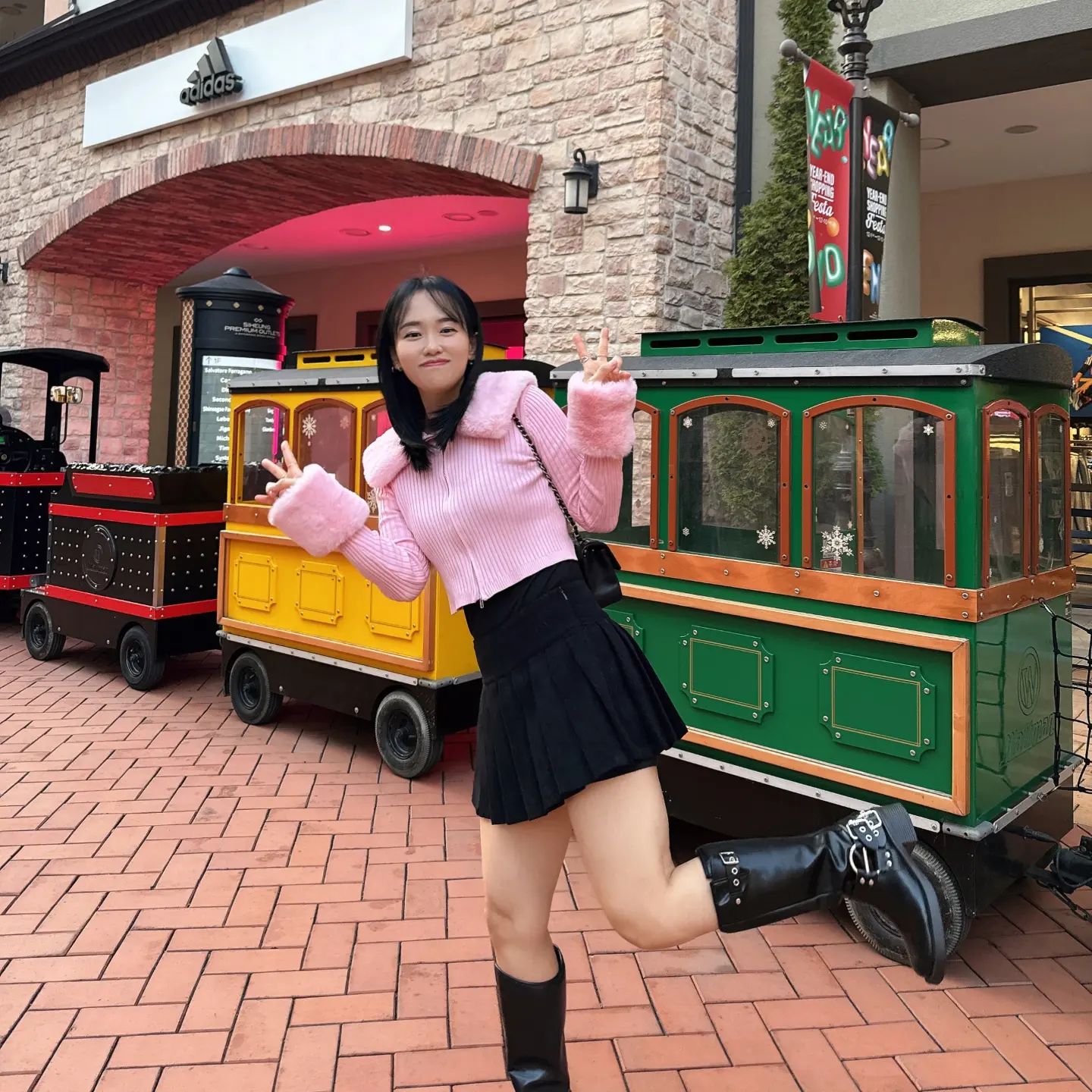크리스마스 분위기 너무 너무 너무 좋아요~
핑꾸털옷 입어봤어요 ㅎㅎㅎ
털모자도 쓰고~~ 낮에는 이렇게만 입어도 안춥네요~