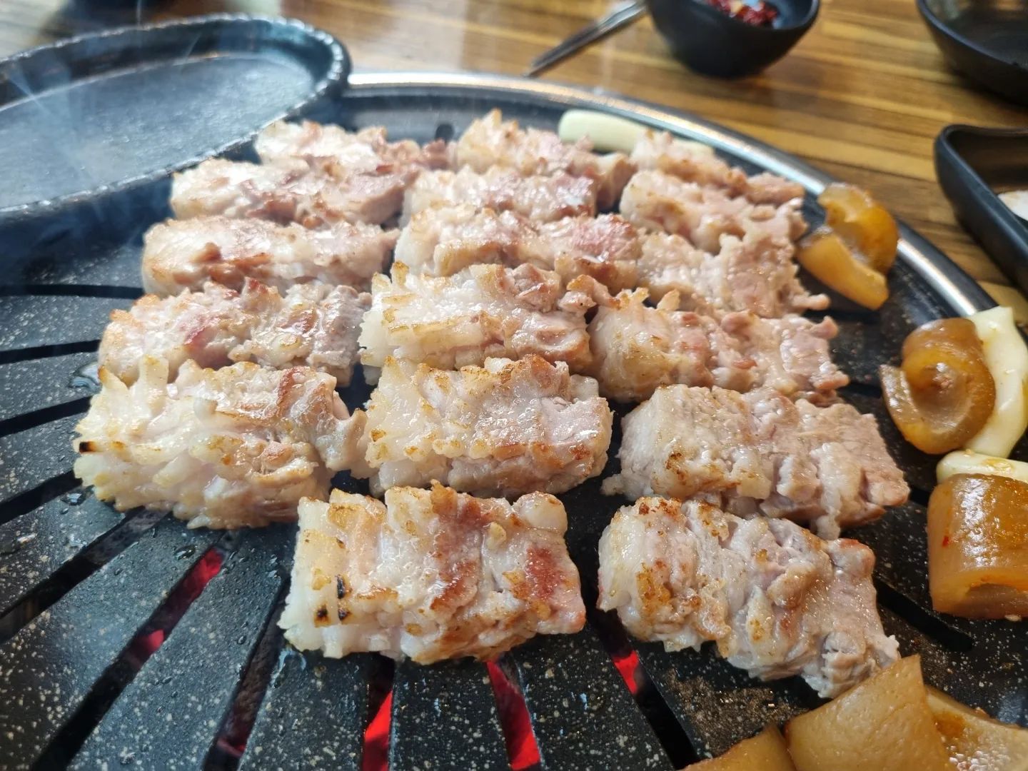 운동하고 왔으니 맛있는거 먹기~♡

큰딸은 친구집 간다해서 우리끼리 간
꽃삼겹살 맛집 옹기집~^-^
나에게 꽃삼겹살에 처음 눈뜨게 
해준 집이라 내 애정맛집ㅋ

운동후 단백질 섭취 완료~^-^
항정살도 바로 손질해서 주시는데 신선함이 최고ㅋ
서비스로 주신 돼지찌개가 너무 맛있어서 소주 생각이 간절ㅋㅋ
다음엔 자전거타고 점심특선 먹으로 와야징ㅋㅋ

#서변동맛집 #서변동고기집 #서변동꽃삼겹 #서변동삼겹살 #옹기집