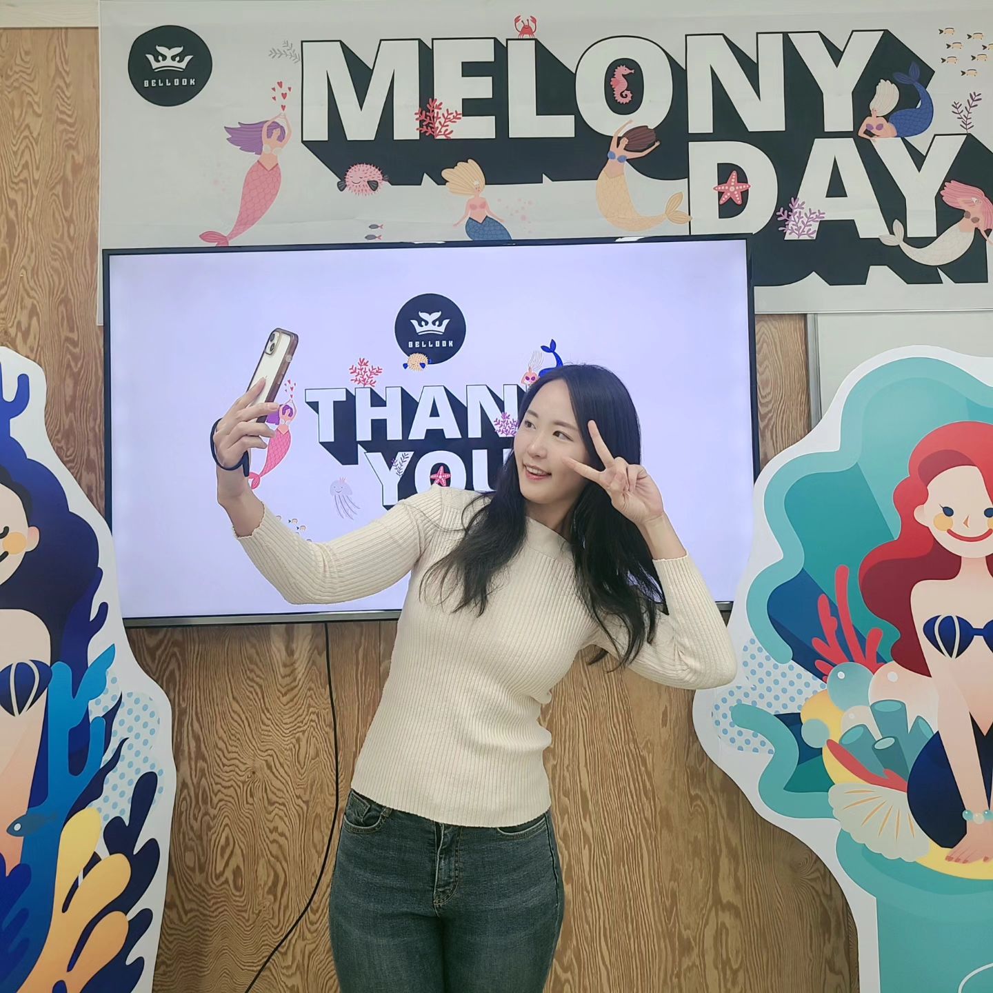 해피 멜로니's 데이💗
발리 다녀오자마자 바쁘다 바빠 🤪🤪
정신없는 3월을 보내며 간신히 정신줄 붙잡기✌️

올해는 머메이드토탈샵 벨룩에서 bellook_mermaid.kr
멜로니담당(?)으로 멜로니들과 함께하는🫶
머메이드 생활을 펼쳐보게 되었습니다😘

하고싶은 것 들도 많고
같이 재미있는 컨텐츠도 만들어볼 생각에
잠 못이루고 기대했던 날들🤧

발대식날 앉은뱅이 대표님 대신해서 발표해주고🤪
멜로니분들도 만나보니
에너지 뿜뿜했던 날이었던 것 같아요.

3월에 온전히 쉰 날이 
하루가 없는거 실화냐구요..?
그치만 남은 3월도 힘💪내보기💪💪💪

#벨룩 #멜로니 #머메이드 
#mermaid #koreamermaid #슬슬님