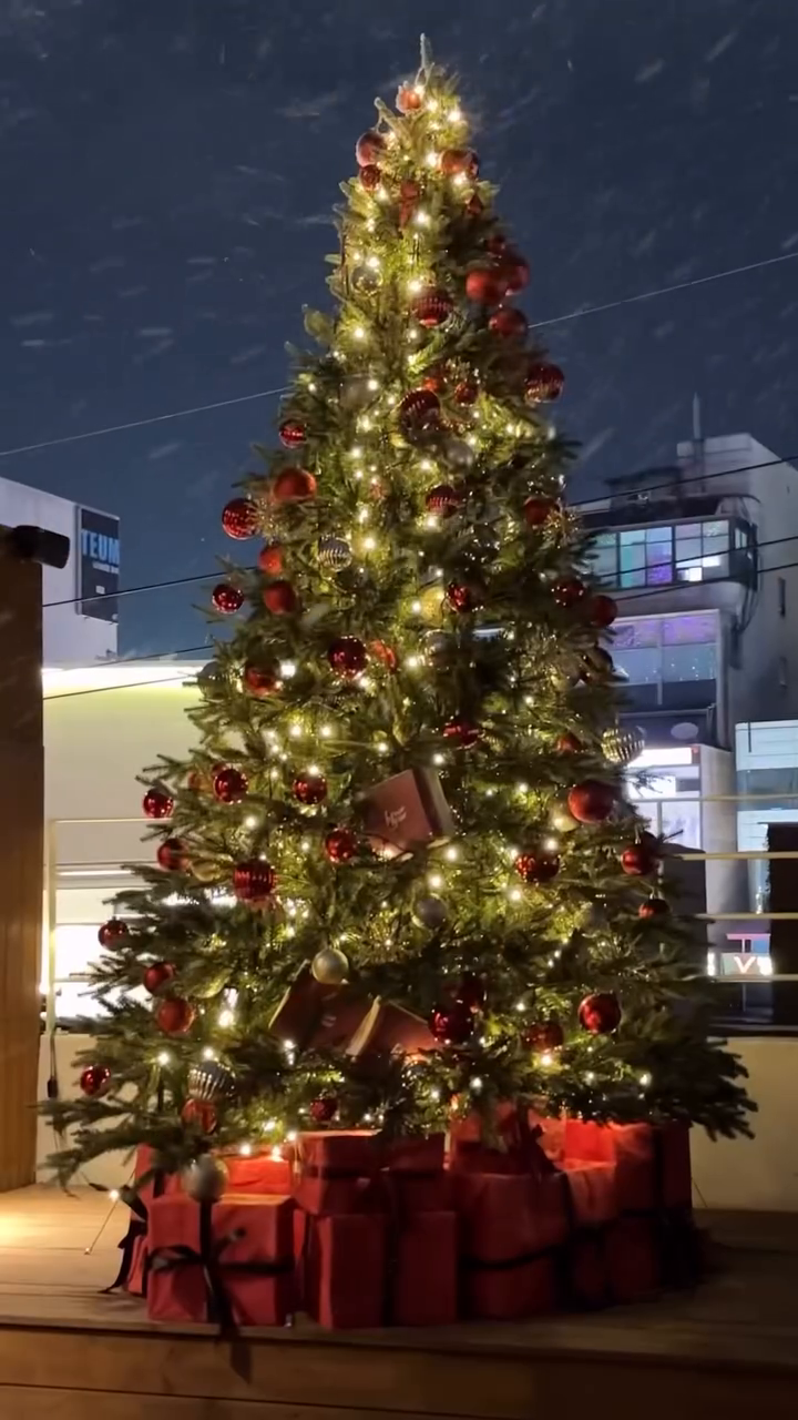 대구에서 눈내리는 크리스마스 트리를 볼수있는곳 ❄️🎄
밤 하늘에 눈이 펑펑 내리는더 이쁜거 같더라구요 ◡̈
눈 내리는 카페에서 인생샷 같이 건질사람 ! ♥️
❄️ 시간 첫타임 12:30분
이후 9시까지 매시정각 10분정도 ☃️
havehour_downtown
▫대구 중구 동성로2길 50-11
▫️12:00 - 22:00
#해브아워다운타운 #동성로카페 #대구크리스마스 #크리스마스트리카페 #크리스마스명소