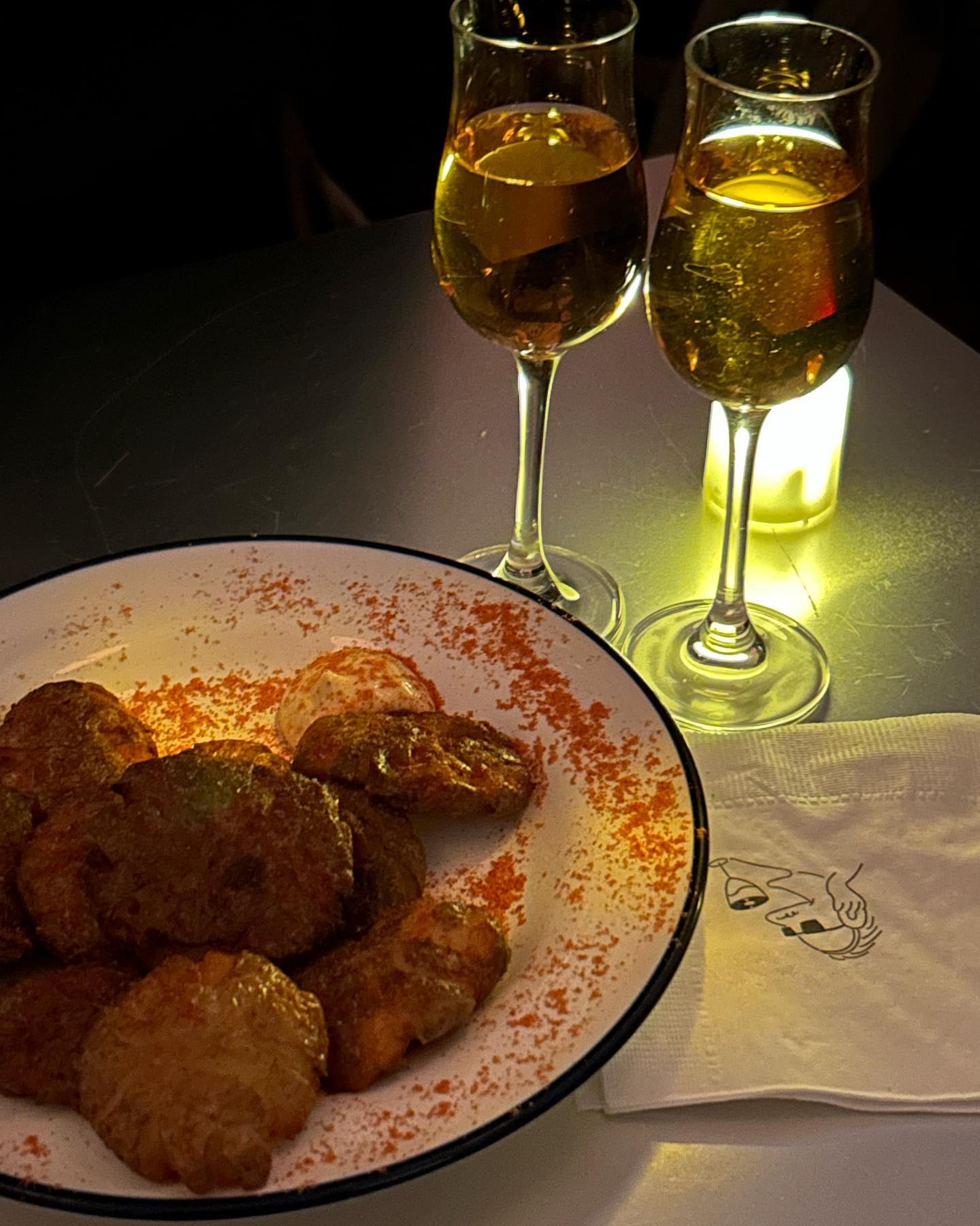 #합정 #컴피 

연말엔 와인바🍷🍾🥂🍸
분위기 너무 좋고~ 피자도 너무 맛있었다🍕
특히 와인의 재발견!!
⭐️콥케 화이트포트⭐️ 내 취향 와인 발견!!

#합정 #합정맛집 #와인 #합정와인 #합정와인바 #와인바 #화이트와인 #화이트와인추천 #콥케와인 #콥케화이트포트 #맛집 #맛스타그램 #맛집탐방 #맛집투어 #먹팔 #먹스타맞팔 #먹팔해요