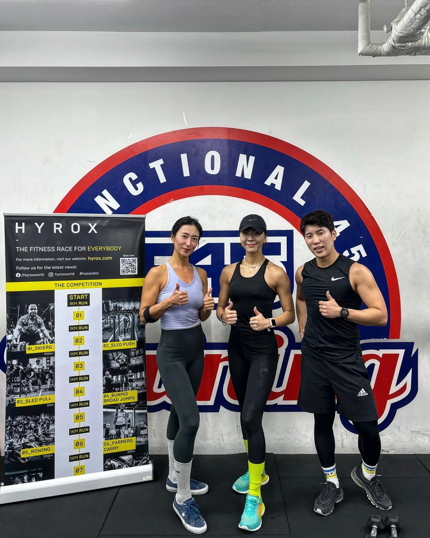 #f45 한남
2/17 #하이록스 4인 릴레이 혼성 종목에 2팀으로 출전해서 멤버들이랑 맛보기 체험으로 P’F”T 왔!!
본경기 종목이 2개 빠지고 살짝 다르긴 한데 관계자분이 본 경기보다 5배 더 힘들거라더니 진짜 매운맛 제대로 봄…🥵

스키 1000m
버피 50개
런지 100개
로잉 1000m
핸드푸쉬업 30개
덤벨스쿼트 쓰러스트 100개

스키에르그랑 로잉 처음 접해보는데 1000m ㅎㄷㄷ 🤪😇
릴레이로 쉬지 않고 30분안에 단시간 고강도 운동이 첨인 #헬린이 줌마는 멘탈 탈탈 털림!ㅋㅋㅋ🫠
근데 나름 재밌었음 🤣
하지만 #써킷트레이닝 내 스탈은 아니다…🤩
운동후 늦점 양꼬치& 저녁 치킨으로 단백질 보충!ㅋㅋㅋ
.
.
.
.
.
.
.
#운동하는여자 #운동하는엄마 #운동녀 #스포츠 #프사오 #프사오한남 #40대 #남매맘 #workout #hyrox #gym