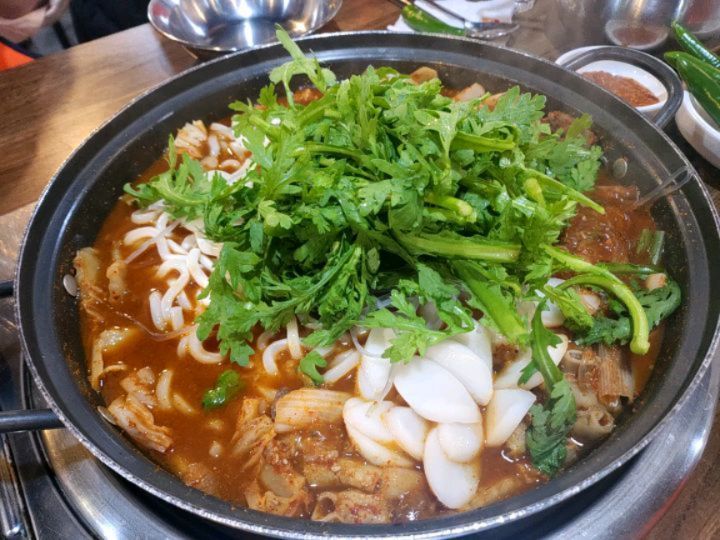 #평일외식 #저녁메뉴

- 곱창전골

국물이 너무 좋았다👍

☆☆ 분명히 얼마전까진 정신없는 연말
이었는데.. 눈 뜨니 새해네요?🤣🤣🤣

멀 하며 지나갔는지도 모르겠지만
시간은 참 잘 가는 거 같아서
이젠 좀 무서운거 같기도 하고😂

살기위해 대충 먹으며 지내던 날들이라
아.. 내 삶의 낛이 없네.. 하며
갤러리를 뒤지다보니 몇달 전 
사무실 출근했다 동료들이랑 한잔했던
사진을 봤는데 너무 반갑고 좋더라구요😭

곱창전골 찐한 국물에 간단히 쏘맥말아
한잔하면 진짜 하루의 피로가 풀리잖아요?

오동통 실한 곱창에 찐한 국물 한숟갈 
호로록하고 한잔 탁 하면! 크으으으으

집에서 가끔 맥주 한잔하긴 하지만
그래도 사람들과 왁자지껄한 한잔타임이
가끔은 그리워지는 거 같아요.

#두레국수 #곱창전골 #선릉맛집 #새해엔 #일은조금하고돈마니버소서 #일하자일 #힘내자힘