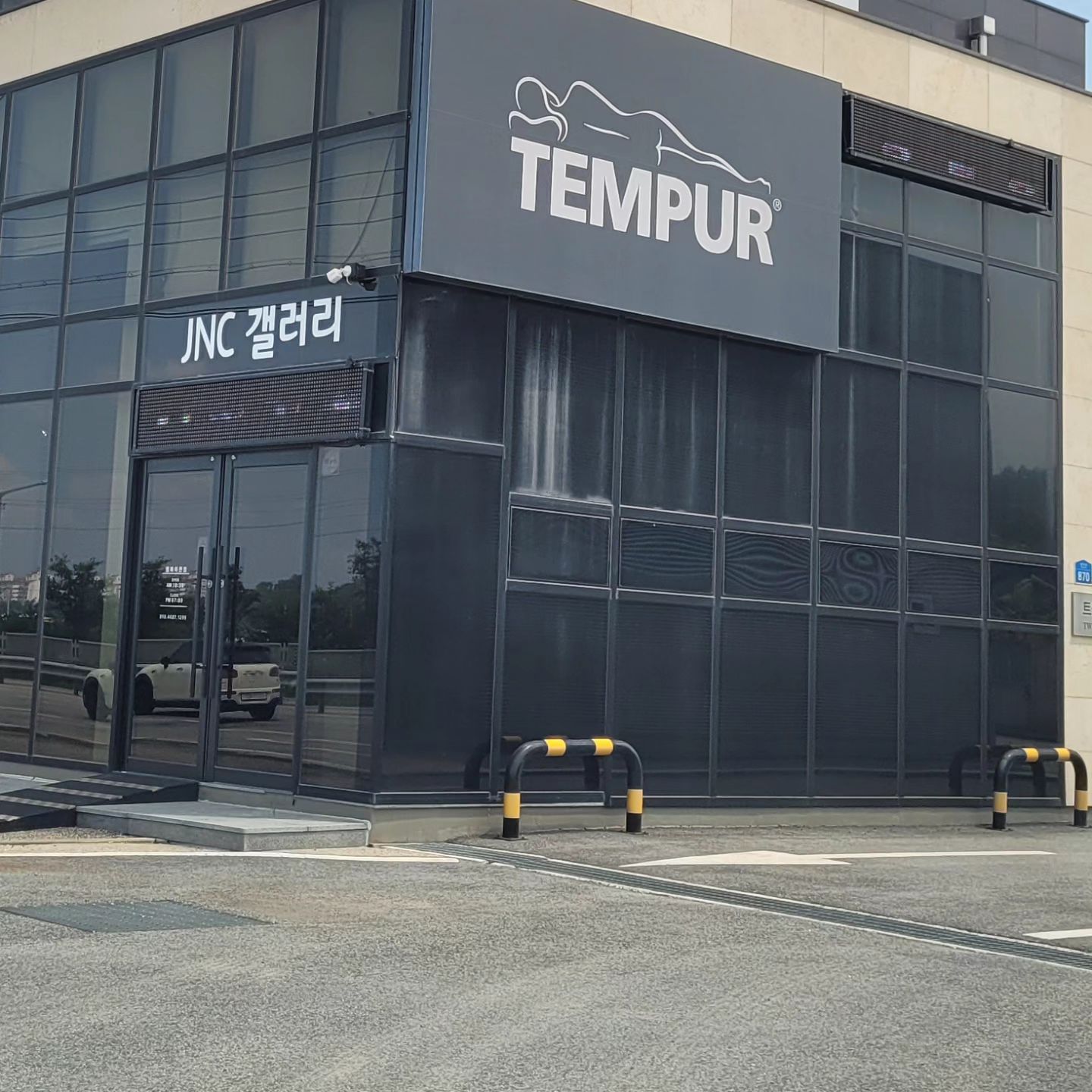#협찬
[이천] 템퍼 이천점
tempur2000

템퍼 이천점에 다녀왔어요! 

직접 체험도 할 수 있고 상담으로 침대들의 차이점을 알 수 있어서 좋더라고요! 

3주년 오픈 기념이로 이벤트를 진행하고 있어요!

경기 지역화폐가 가능한 매장이라 기본 할인에다가 6-10% 추가로 더 할인을 받을 수 있어서 좋아요! 

 #템퍼침대 #템퍼매트리스 #템퍼이천점 #이천매트리스 #이천침대 #이천가구매장 #이천가구 #이천매트리스매장 #이천침대매장 #템퍼