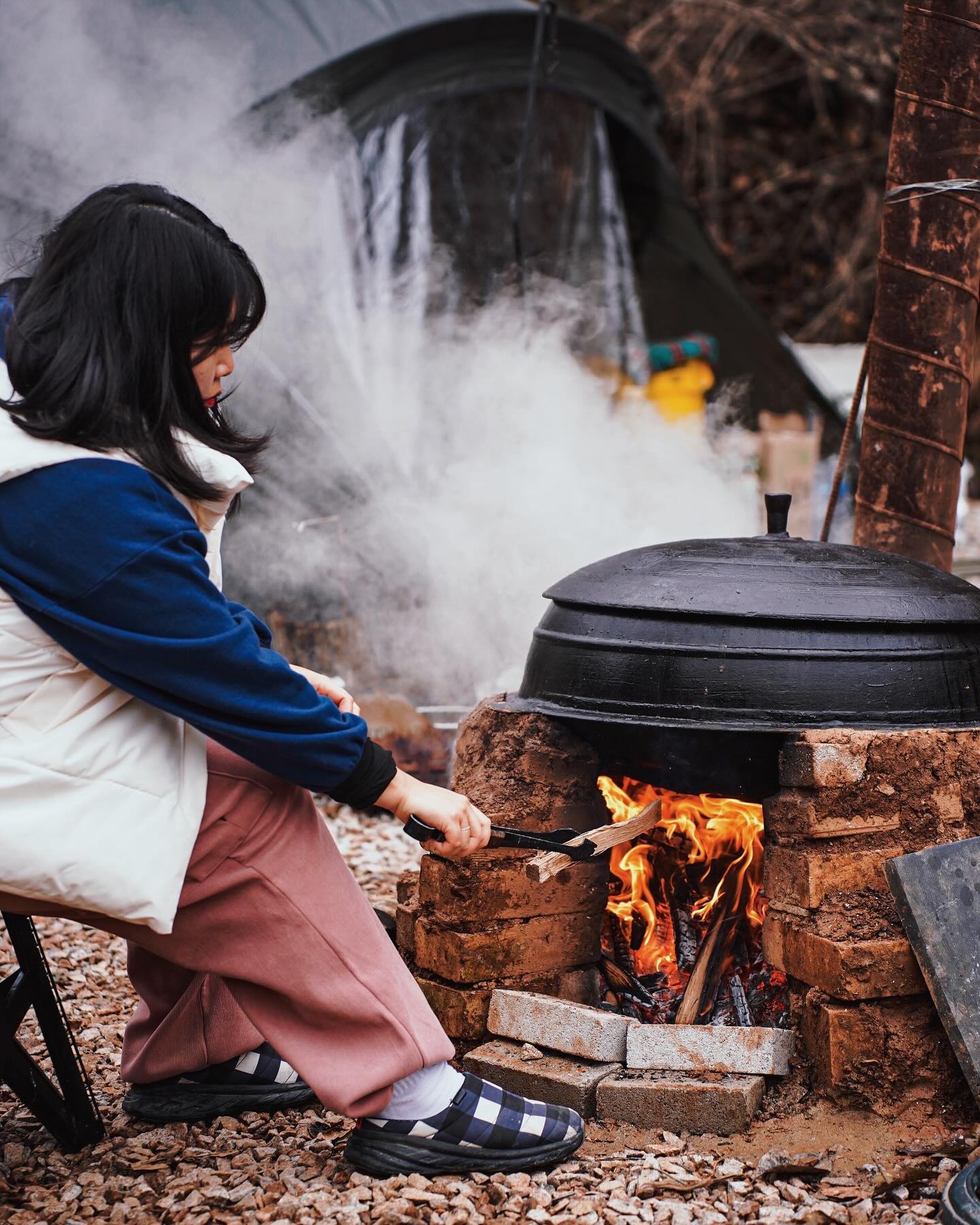 가마솥 아궁이로 불멍하기🔥

가마솥을 달구기 위해 아궁이는
장작 한박스를 금방 먹어치우지🤨

Yo, 나는 내 몸을 달구기위해
밥을 많이 먹어 치우지🔥

여러뷴 새해 다이어트 계획은
캠핑가면 원래 초기화 되눈거에요
구러니까 욥주도 맛있게 먹구와요🫶

#맛있으면0칼로리