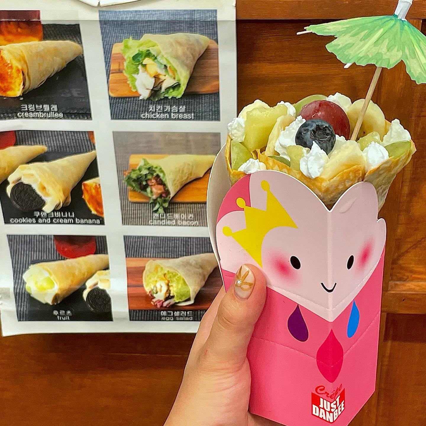 #협찬 #저스트단비 

바삭하면서 부드러운 홍대 크레페 맛집, 저스트단비 🍓

후르츠 크레페에는 시즌과일들이 2~3가지 올라가는데 저는 조금 일찍 방문해서 딸기철이 아니였지만 곧 딸기철이라 딸기도 올라갈 것으로 예상됩니댜..💗

베이스 소스로 누텔라 또는 로투스에서 한 가지 선택하는 방식 -!
크레페는 매일 누텔라 베이스로만 먹다가 이번에는 색다르게 먹어보고싶어서 로투스로 주문해써요➰

로투스에 부드러운 크림, 달달한 과일들 조합이 아주 넘 잘 어울렸던 ✨

크레페하면 너무 바삭하거나 너무 눅눅한 경우도 있었는데 여기는 겉에는 바삭하면서 안에는 말랑 부드러운 딱 좋은 식감이였어요 🤍

밀가루 등 섞지않고 미국산 100% 본연의 맛을 잘 살린 우유와 포천농장에서 키워진 계란을 사용해서인지 부드럽고 꼬소하고 달달하고 그냥 맛있음 😚

☑️ 후르츠 크레페 7,500
☑️ 단비라떼 5,000
☑️ 복숭아젤리블랙티 6,000

📍 서울 마포구 잔다리로6길 30 1층
✏️ 월 휴무, 12:00-22:00
🏁 justdanbee_seoul 

#리뷰노트 #저스트단비 #홍대저스트단비 #홍대디저트 #홍대디저트카페 #디저트카페 #홍대크레페 #크레페맛집