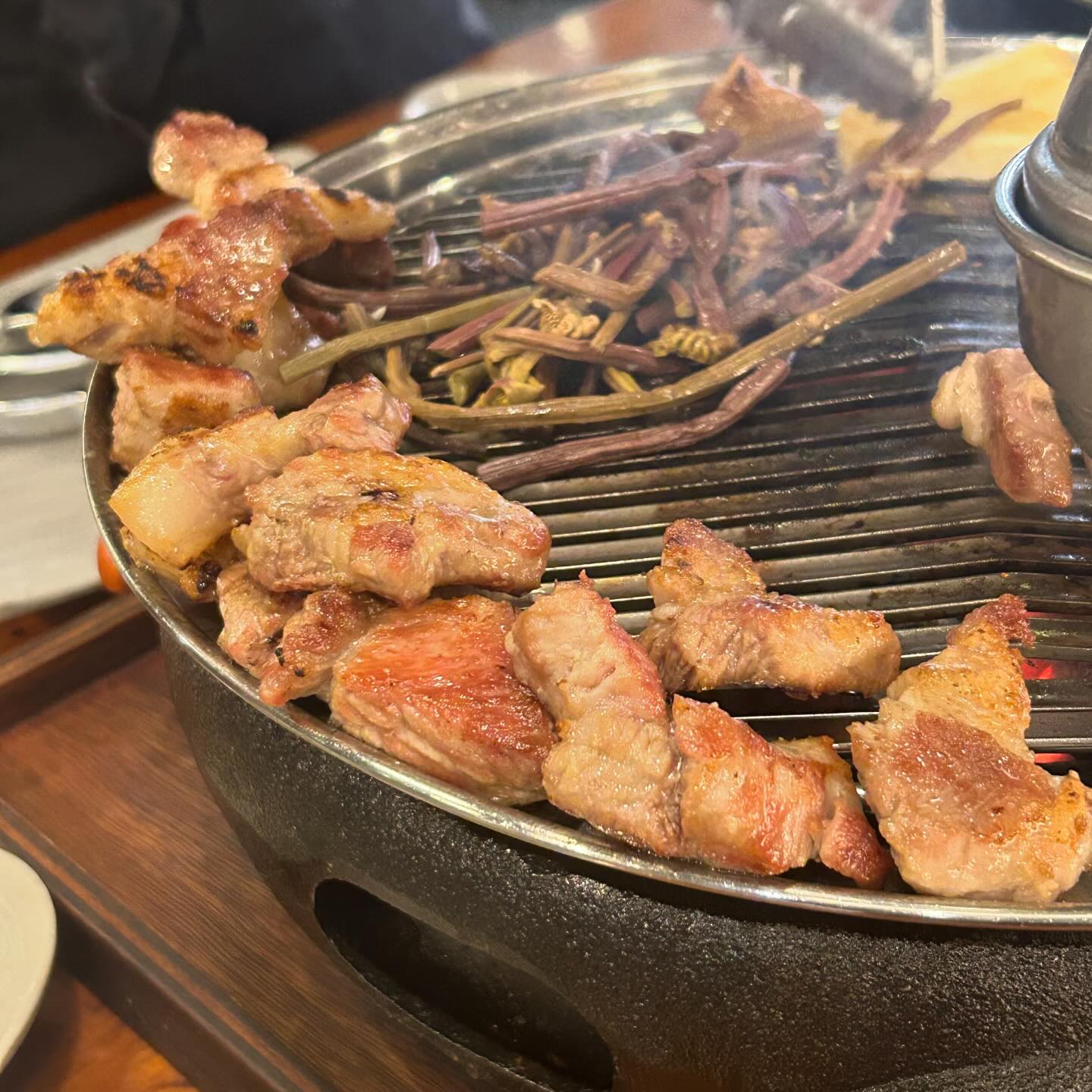 신사 고반식당

📍서울 강남구 강남대로156길 34

💟가로수길 구경갔다가 먹은 고반식당! 본가근처에도 있어서 자주 가는 곳인데 갈 때마다 맛도리! 😄😄

💟고기도 직접 구워주시고 맛있는 밑반찬들이 많다! 💕겉절이,갓김치,명이나물, 백김치, 묵은지! 고기랑 같이 곁들여 먹기에 아주 딱!

💟네이버 예약 시 명란밥이 서비스! 몰라서 못 먹었다 ㅠ 대신 먹은 고기듬뿍 김치찌개! 한 국자에 고기들이 우루루! 칼칼하니 딱 맛좋았다!☺️

💟숙성 한돈으로 엄선한 고기들을 14일간 숙성 후 판매한다고 하니 고기 맛이 참 좋다! 특히 직원분이 척척 구워주시니 편하게 먹기만 하면 되니까 👌👌😋😋

#가로수길 #가로수길고기집 #가로수길데이트 #고반식당 #신사고반식당 #먹스타 #먹스타맞팔 #먹팔맞팔 #좋아요 #일상 #먹팔