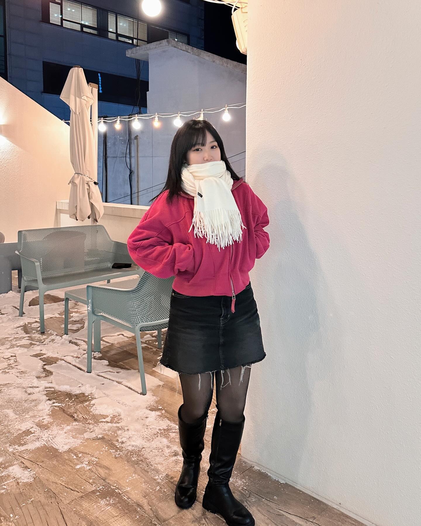 #광고 #누아트  nuart_korea
겨울에는 역시 화이트 머플러!🧣
화이트 머플러 하면 생각나는 일화가 있어요🤔

본가 다녀오다가 버스에 걸어두고 내린 ^^. 아직도 그 때를 생각하면 슬퍼요.. ㅜ
아무튼 그 뒤로 흰색 머플러를 사거나 받지 못했는데 누아트에서 이렇게 딱! 보내주셨습니다🤭

일단 너무너무 부드럽고, 뽀얀 화이트 색상이 겨울과 딱이에요 딱! 
가성비도 굿이어서 친구들이나 지인들에게 선물하기 너무 좋을 것 같아요❄️🩵

색상도 무난하고 어디에 걸쳐도 예쁘다보니 휘뚜루 마뚜루 잘 하고 다닌답니다!

#머플러 #목도리 #선물 #겨울 #장갑 #바라클라바