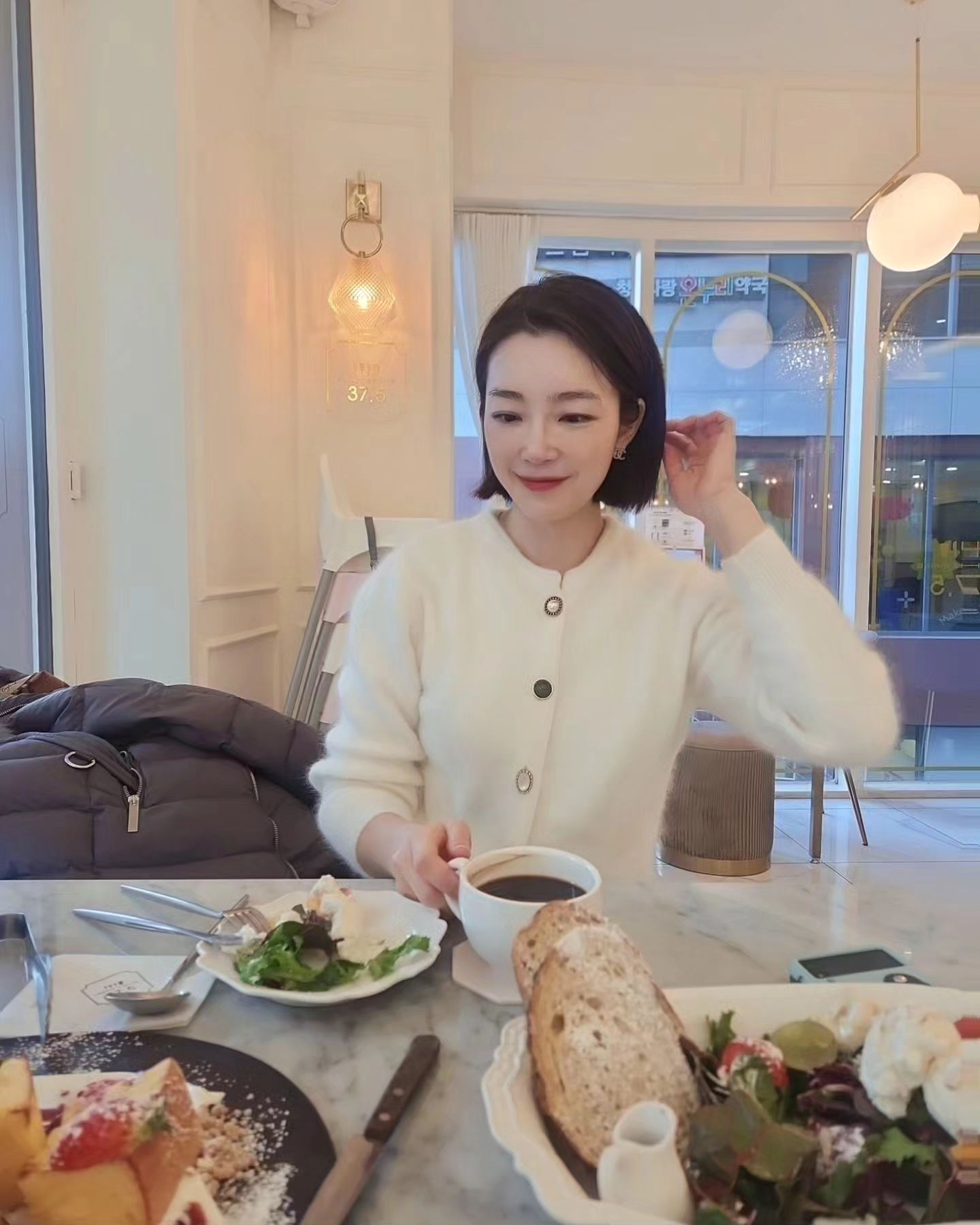 내 사랑하는 전우 sunyoung_jang_ 가 찍어줬으니 올려야지 💕우리  같이도 찍을걸😆😁
 함께 일하면서 더 진국임을 발견하는 선영이랑 
#너무좋았다 🧡
우리의 시간은 역시나 올해 뿌시기위한 다짐의시간에  가까웠다고한다😆