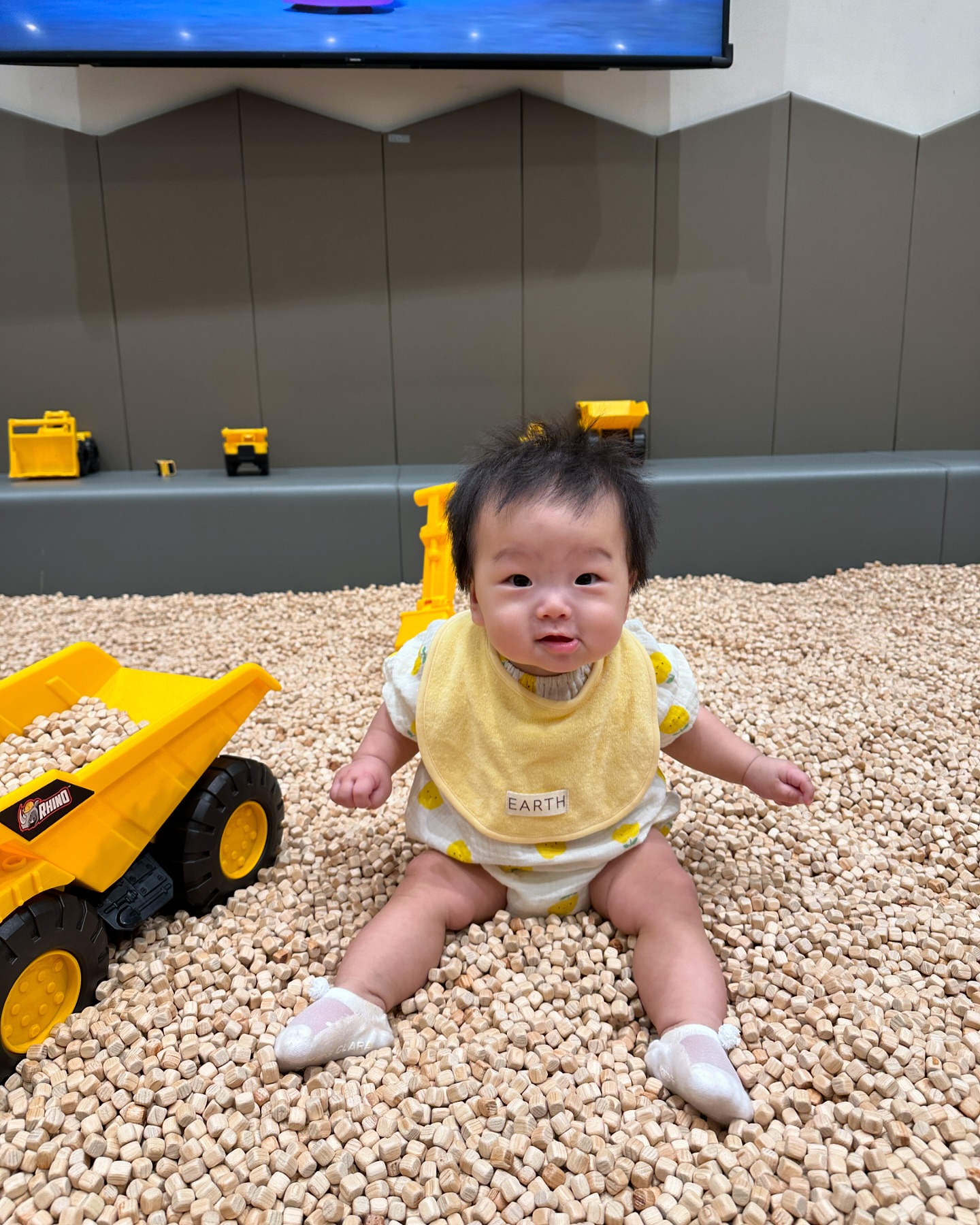 👶🏻+224

첫 키카 방문한 또하!!!!!!!
칭구덜이랑 키카 논노갔거등여?? 왜 옴마들이 키카가는줄 알겠더라구여~~😁🖤 풀어놓고 놀게해줄수있어서 얼마나 좋던지 ㅎㅎ
또하도 신기한지 신명나게놀고 마취총쏜거마냥 기절🥹
오늘도 잘놀고 잘먹고 잘자고 잘싸고(?) 멋쪄 내아들 사랑해!!!!🖤
