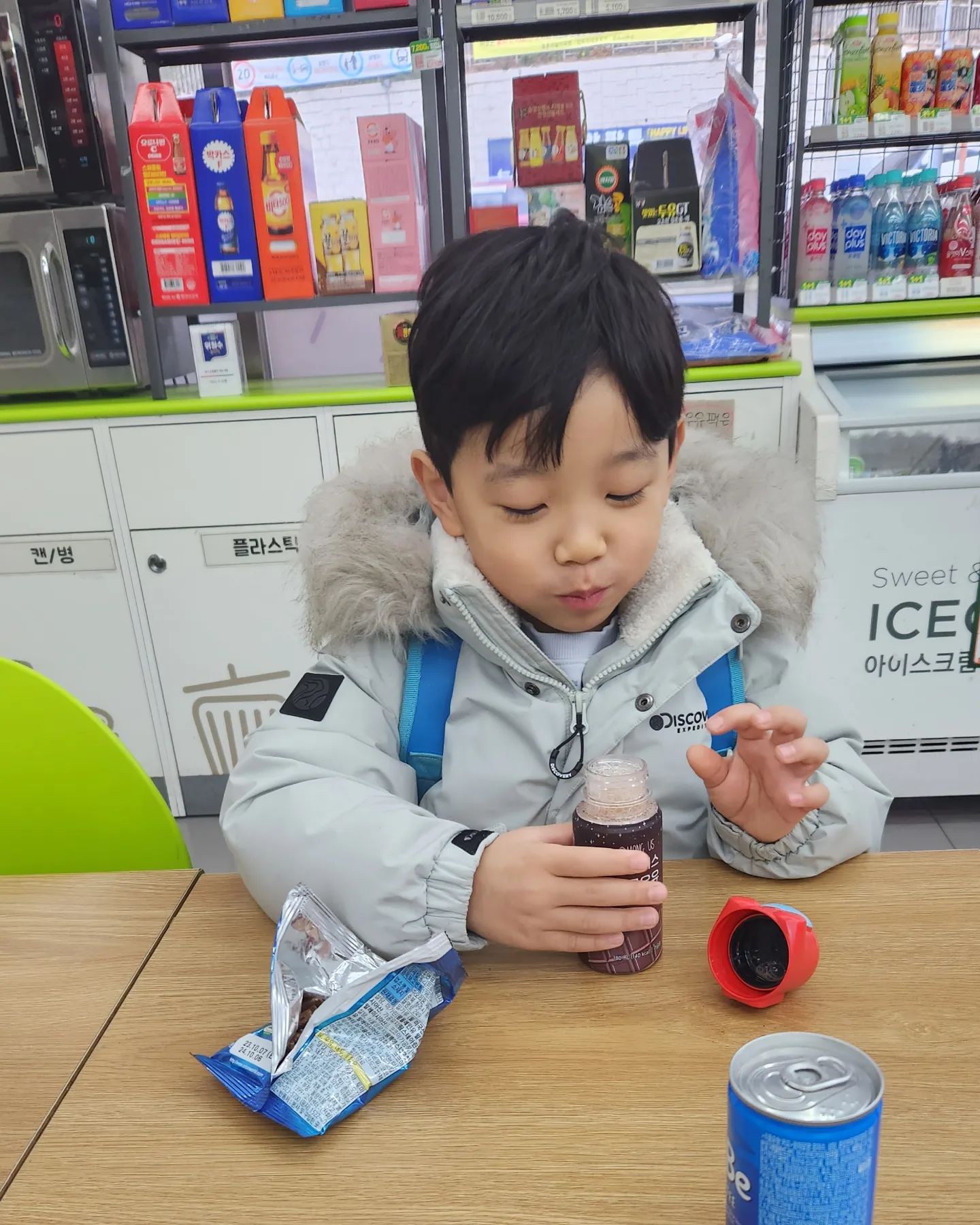 #신유준그램 
유치원 앞 편의점
우래기 지가악!!
이왕 늦은거..편의점에서 과자+우유 사드리고 먹는중😂
담주월요일은 일찍 끝내고 데이트할예정🫰
.
#내새끼그램💕 
#아침은힘들어 
#등원길이참길다