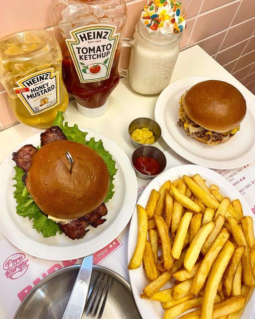 먹바니 on Instagram: "#협찬 건대 수제버거 맛집 #폰버거 🍔
여기가 롯데월드인가 혹시💘 건대에 수제버거 맛집 생겼다 ღ'ᴗ'ღ 
소스바 거의 연예인 팬트리 급으로 잘 돼 있음,, 입맛에 따라 커스텀 쌉가능 
치즈스테이크버거, B.L.T.O 버거랑 감튀에 바닐라쉐이크까지 🤍🥤🤍
메뉴판에 느끼할수 있다는 설명이 있어서 살짝 걱정했는데
1도 안느끼하고 치즈의 고소함+부드러움이 양파와 어우러져서 
단맛에 감칠맛 대박 ㅎㅎㅎ 소고기 패티도 고급 함박 스테이크 같았다 
베이컨도 도톰하니 재료 하나하나에 엄청 신경쓰신 느낌 !! 
 
인테리어부터 해외파 수제버거 같아서 완전 자극적인 맛을 상상했는데
양식 안좋아하는 사람들도 잘 먹을 수 있을 것 같음 😊
생양파가 아삭거려서 입안 기름기 싹 잡아주고 청상추, 토마토 너무너무 싱싱하다 
감튀도 사천삼백원인데 양 보고 깜짝 놀람 ㄹㅇ 대혜자 감튀 꼭 시키세요 ㅎㅎ
마지막 화룡점정 귀요미 콘플레이크 올라간 쉐이크까지 🫶🏻 
쉐이크 비주얼이 카메라 들이밀게 함 ㅋㅋㅋ 
혼밥하시는 분들도 많고 매장도 깔끔해서 
맛있게 점심식사하기 좋을 듯 ๑·̑◡･̑๑ 건대 폰버거 다들 가보기 약속 🤙🏻

 
 
📍광진구 화양동 
🍔폰버거 
 
🍔B.L.T.O 10,900원 
🍔치즈스테이크버거 8,900원 
🍔감자튀김 4,300원 
🍔바닐라쉐이크 5,500원 
🍔제로콜라 2,500원"