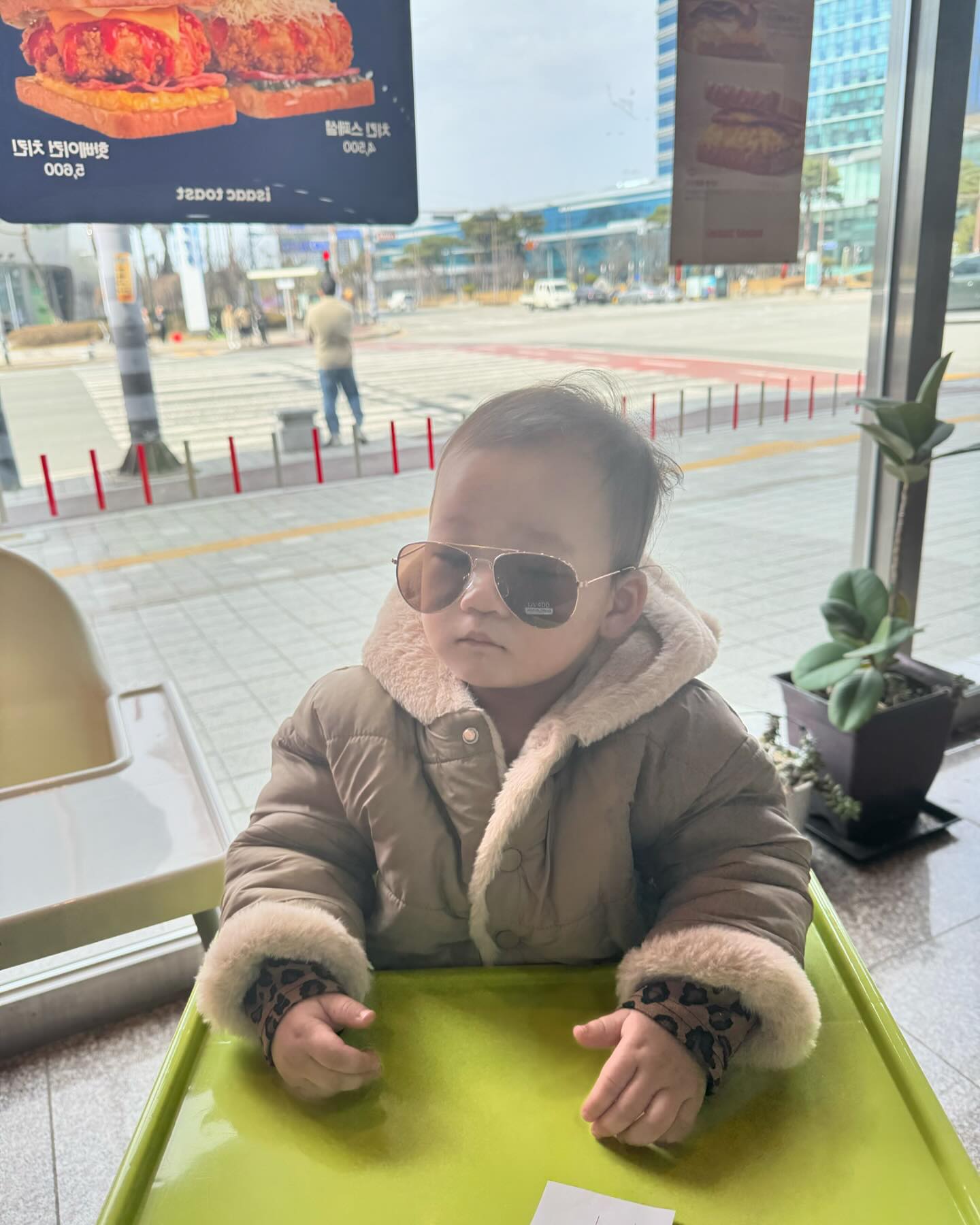 👶🏻+543일🫶

가정보육 하면 아침부터 나가게됨🤣
날씨는 좋은데 바람이 불어서 오래는 못있었지만
토스트도 먹고 여기저기 짧은 시간에 많이 돌아다님ㅎㅎ
엄마꺼 안경을 맨날 탐내서 서윤이꺼 선글라스 사줬는데
싫은지 서윤맘꺼 또 탐냄…😩
엄마 안경 다 늘어났어…ㅋㅋㅋㅋ
그 와중에 까까 먹는 입모양은 왜케 이쁜지 사랑 그 잡채🤍🤍

#윤서유니#가정보육#아침부터산책🏃‍♀️#선글라스#싫어요😢#먹는입모양이너무이뻐서자꾸보게되는도치엄마😍