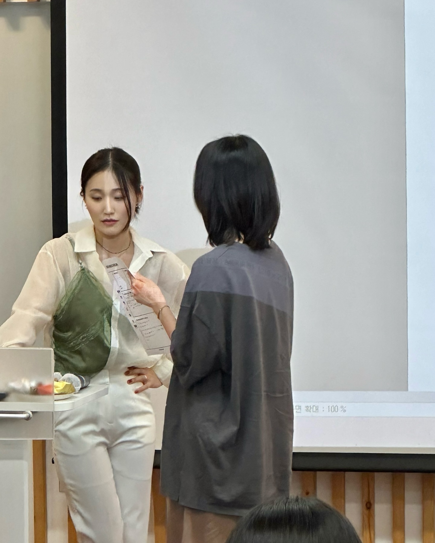 브랜딩 강연을 하고 왔어요☺️

생각했던 것보다 너무 많은 분들이 신청해주셔서
강연 1일전까지 인원 늘려서 추가 모집을 받은..🍀

20여분이 넘는 다양한 업종의 대표님들과
티키타카하며 강연하다보니
저도 시간 가는 줄 모르고 3시간이나🥹
막판엔 목이 다 쉬어버린…🩷

어디서 배운 것들이 아니라 
직접 경험 것들로 가득 채워진 브랜딩 강연

중간에 대표님들 개인에게 솔루션 드리는 시간도 가졌는데
제가 이제까지 브랜딩을 하면서 
고민한 부분들과 너무 비슷해서 
듣고 싶으셨던 시원한 해결책 드릴 수 있었던 것🙋🏻‍♀️

너무 속 시원하고 좋다고 하셔서
나 극T인거 오히려 좋아(?) 했어요

브랜딩에는 답이 없고 
n년차에 대한 개념도 없다고 생각해요!! 

항상 다같이 동등한 선에서
고군분투 중이고 누가 경력자라 우월하다라는 건 없어요

강연에서도 강조했던 내용이였고
결국은 다같이 이야기 나누고 다른 가치관을 듣다가
번뜩 아이디어는 떠오른다💡

마지막까지 강연 마친 저를 붙잡고
상담 요청하시고.. 그 열정은 진짜 성공하실 수 밖에는🩷

응원합니다 모두🙏🏻

#브랜딩#브랜드기획자#브랜딩마케팅#청년기획자#기획자#브랜딩강연#마케팅강연#전북마케팅#전북브랜딩