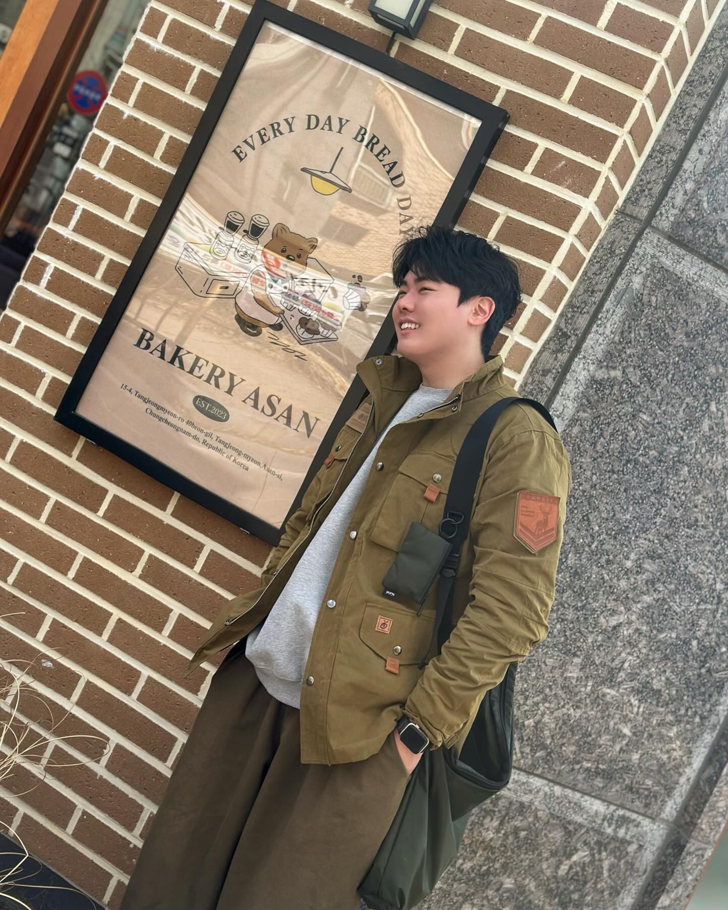 #협찬 osolicamp stylemate_official 

캠핑의 최적화된 오쏠리 왁싱 야상 필드자켓을 입어봤어요🏕️ 견고한 내구성과 핏의 완성도를 높여주는 핸드메이드 입체패턴으로 데일리로 입기도 괜찮은 것 같아요. 👕30년 경력의 패턴디자이너가 자연과의 조화와 혁신적인 지속가능성이라는 브랜드철학을 가진 오쏠리 다음에는 캠핑갈때도 함께해 봐야겠어요!

착용 제품 | 오쏠리_왁싱야상필드자켓

#협찬 #오쏠리 #osoli #캠핑 #캠핑룩 #캠핑자켓 #스타일메이트