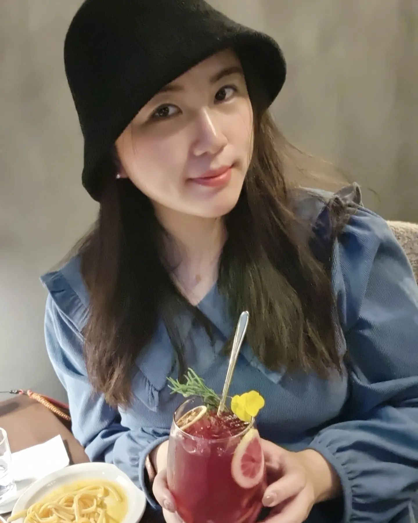 분위기 너무 좋은 곳 발견 (ت)

경주 루즈루J
경북 경주시 원효로 104-13 1층 103호

경주 봉황대에서 한 블럭만 안으로 들어가면
경주 로컬만 아는 찐 맛집들이 많다

여기는 오픈 한지 한 달 정도 된 완전 신상!
분위기 좋은 곳 이었는데 모든 메뉴가 맛있었다

샐러드부터 디저트까지 너무 좋았던 곳
식사류와 와인, 가벼운 안주류와 와인
즐기기에 최고 최고bb
와인이랑 페어링 안내 까지 아주 잘 되어 있던 곳

크림브륄레를 좋아해서 메뉴에 있으면
꼭! 주문해 보는데 눈앞에서 테이블에서 
바로 토치로 카라멜라이징 해 주셨다 bb

경주 황리단길 분위기 좋은 소개팅 장소
분위기 좋은 데이트 장소 찾는다면 여기다
샹그리아도 넘 예뿌게 만들어 🍷🍷🍷

#르주르J #르주르제이 #경주소개팅장소 #경주소개팅 #경주소개팅장소추천 #경주분위기좋은레스토랑 #경주분위기맛집 #경주와인바 #경주와인바추천 #경주황리단길맛집 #경주황리단길파스타 #경주황리단길와인 #경주분위기좋은곳 #경주소개팅 #경주기념일맛집 #와인바
