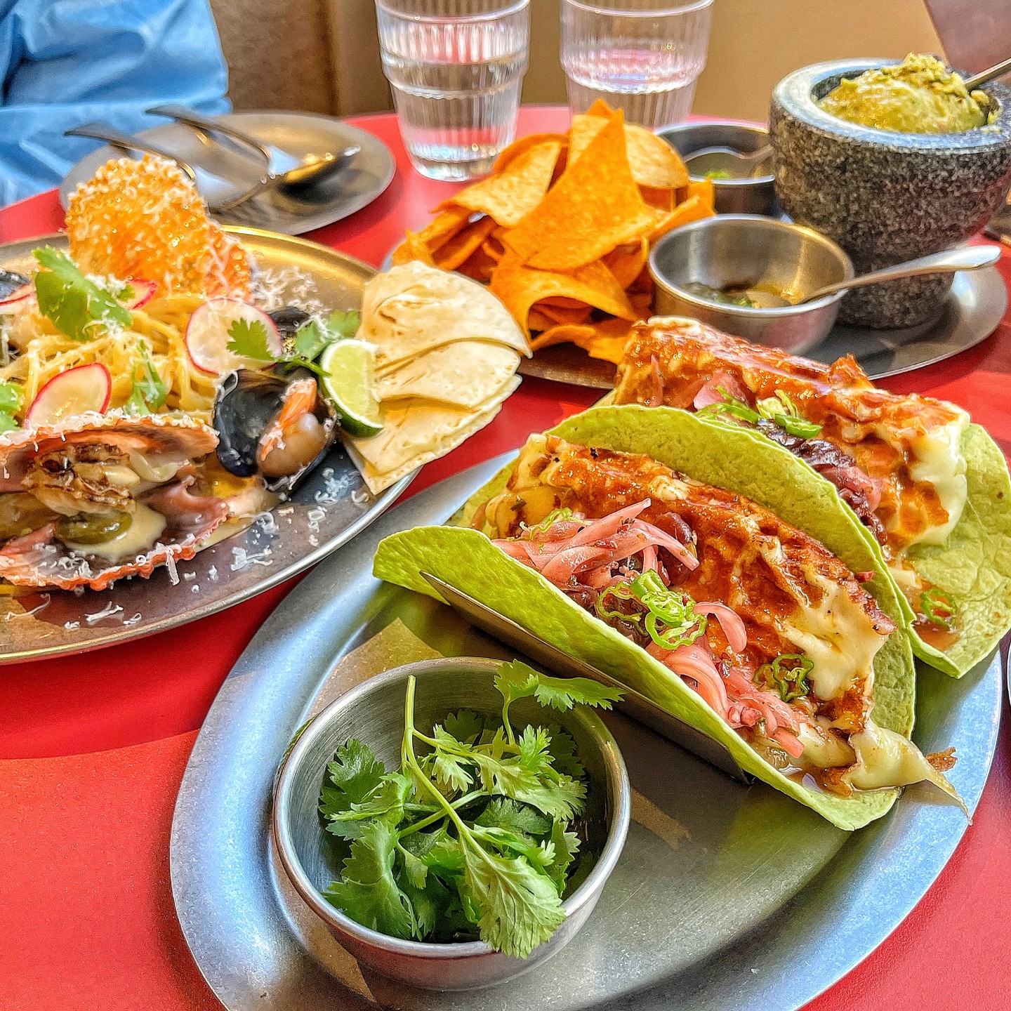 성수동 퓨전 멕시칸 요리 전문점 #맥시크 🌮

뚝섬역 근처에 있는 멕시칸 음식점에서 맛도리 타코와 파스타 먹고 왔어요 😋

치즈를 감싼 통삼겹, 체리살사, 어니언몰레소스가 들어간 #포크벨리타코 🌮
초록색 타코 쉘은 처음 보는데 독특한 비주얼이저의 호기심을 자극 시키더랍니다 😙💚

체리로 만든 살사가 상큼해서 느끼하지 않고 재료들이 조화가 참 좋더라고요 🤭💕

할라피뇨 크림과 4종 해산물이 올라간 매콤한 맛의 #마리스코스파스타 🍝
​홍합, 가리비, 새우, 오징어가 꽤 많이 들어 있어서 크림 파스타랑 같이 맛나게 호로록 먹을 수 있어요😙

몰레 플레이트는 과카몰레와 양파몰레, 그린살사 ~ 세 종류의 소스가 나오는 #나초플레이트 🧡
양파몰레와 그린 살사도 얹어서 먹어봤어요~ 과카몰레를 이길 순 없지만, 나초랑 찰떡궁합찡💞

이색적이면서 감각적인 인테리어도 마음에 쏙 🥰 분위기도 좋은 곳이랍니당~

성수동에서 타코가 땡길 땐, 맥시크로 GOGO💨

🔴 맥시크
📌 서울 성동구 상원1길 35 1층
☎️ 0507-1312-0260
⏰ 매일 11:30 - 21:30

📋
포크벨리 타코 (14,000)
마리스코스 파스타 (20,000)
몰레 플레이트 (12,000)