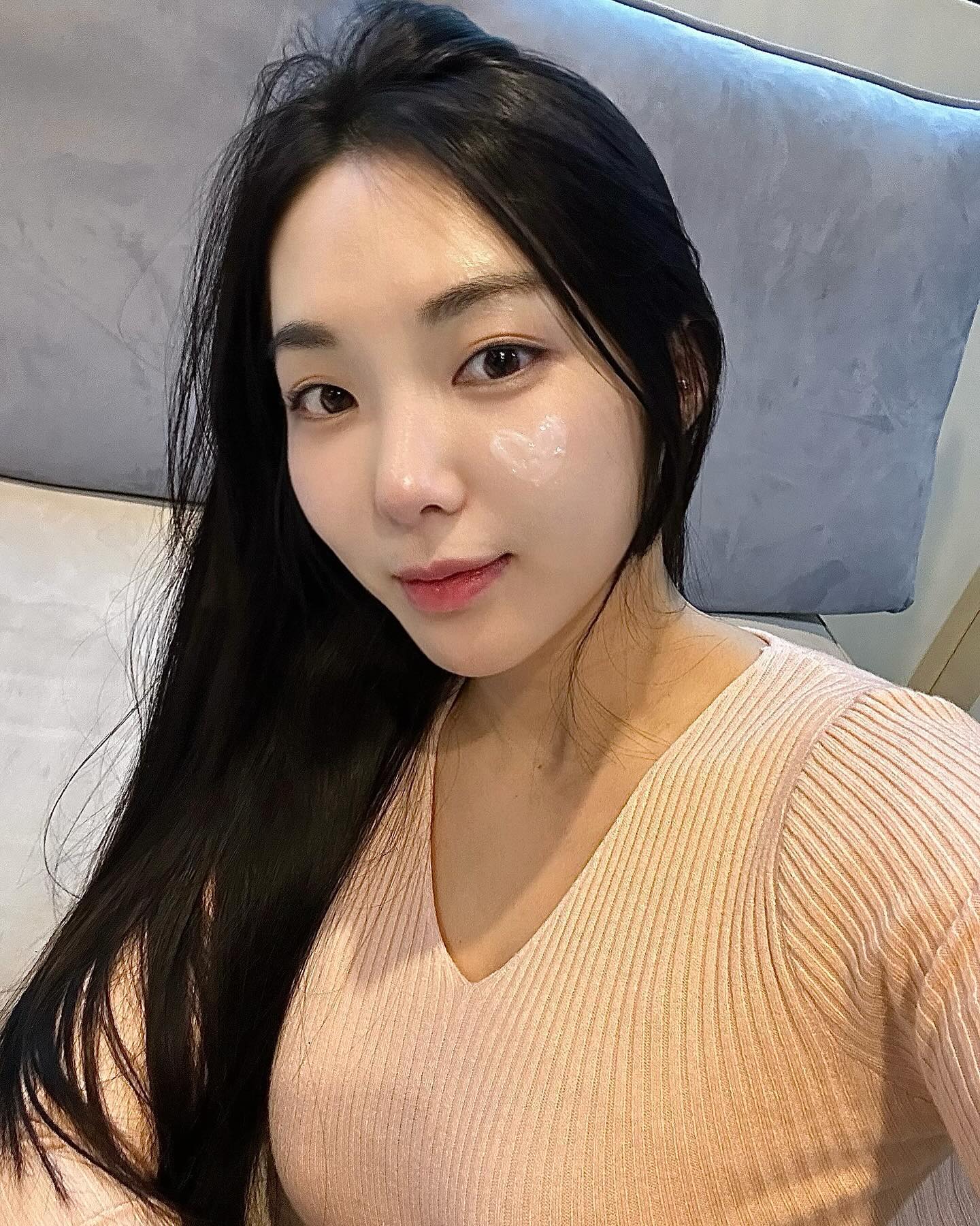 #광고
저는 오늘부터 NEW 이니스프리 #콜라겐크림 으로 
피부 나이 어려질 예정입니다ᖭི(ˊᗜˋ*)ᖫྀ

코부터 눈가, 양볼, 턱으로 이어지는 얼굴 하트존 
피부의 탄력을 개선해주는 크림인데 
제형이 콜라겐크림 답게 쫀득하면서 리치해요! 
겉탄력 뿐만 아니라 속탄력까지 케어해주는 겉속탄력 크림으로 속부터 끌어올린 탄력광 피부를 만들어줘요✨
데일리로 사용하기 좋은 이니스프리 콜라겐크림 추천드려요! 

innisfreeofficial 
#이니스프리콜라겐크림 #콜라겐크림 #이니스프리 #뷰티쁠31