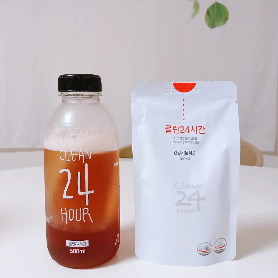 #할인구매 clean24_official #쾌변다이어트 #클린24시간 #08L #다이어트보조제 #신상품나왔을땐 #맛집 #HCA

여름엔 다이어트가 꼭풀어야할 숙제인데
올해도 못한듯! 그래서 요즘 유명한 클린24시간
마셔봤는데 전용보틀에 물타서 마시니깐 사과주스
마시는것같이 상콤! 두시간정도?있다가 바로 효과온듯ㅎ 쉬는날, 회식한다음날이었는데 더부룩하던 속도 괜찮아지고 매일은 아니고 그럴때마다 한포씩 챙겨마셔야지!