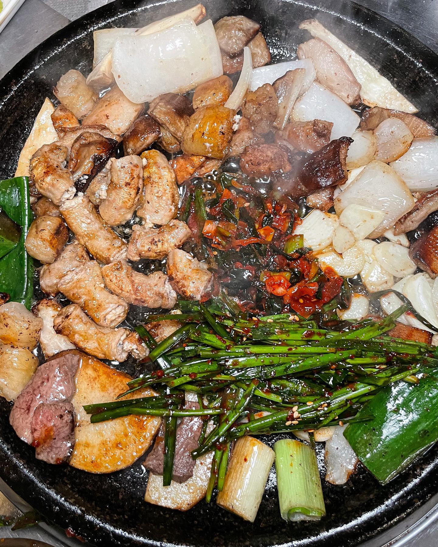 당일 도축한 곱창만 사용해 신선함이 남다른 소곱창 #달수네소곱창 따봉스👍🏻

"저희 이거 안시켰는데요?"
기본으로 제공되는 곱창라면 클라쓰에 깜짝놀랐어요.😱
따끈한 라면 한입 하자마자 맛집이다! 예감하던 순간, 제대로 된 곳이 아니면 먹기 힘들다는  간과 천엽도 서비스로 나와서 더 반가웠지요🥹💕
먹방을 시작하기도 전에 반칙아닐까요?
바로 소주 한 병 까게 만드는 꿀조합에 행복한 미소를🤤

  여러가지 부위를 다 같이 먹고 싶어 모듬한판으로 시켰는데 판에 빈틈없이 꽉꽉 차게 나와서 더 좋았답니다.👏🏻👏🏻

 한번 초벌을 해서 나오기 때문에 판이 나온 뒤에는 금방 먹으실 수 있어요. 아무래도 소곱창이 기름기를 많이 포함하고 있는 부위다보니 잡내가 있음 더부룩한데 이곳은 고기잡내 없이 ✨깔끔✨했어요. 또 적당히 익은 후 부추김치와 파김치를 함께 팬에 올려 먹으니 무한흡입 가능하더라구요.🥰

소곱창만으로도 배가 꽉 찼지만 국롤 볶음밥으로 마무리해줬는데요. 여기..볶음밥 완전 제스타일이었어요. 살짝 눌린 빠삭한 볶음밥에 곱창향이 솔솔👃🏻~ 꼬옥 마무리 볶음밥 시켜드세요.

 친구들과 함께 넘 만족스러운 저녁을보내서 다음에 또 들릴거에요.🤭

신사역에서 걸어서 5분거리라 접근성도 좋으니 방문해보세요.

📂달수네소곱창
👉🏻서울 강남구 논현로149길 73 1층 
👉🏻매주 일요일 휴무

#따봉스_강남