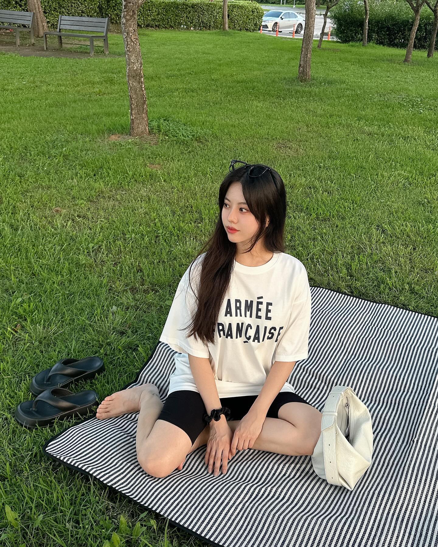 #협찬 kaneitei 
자연 좋아하는 편🌱
티셔츠 재질이 너무 좋아서 계속 입게되는✨
.
.
.
.
.
#카네이테이 #kaneitei #반팔 #반팔추천 #티셔츠 #티셔츠추천