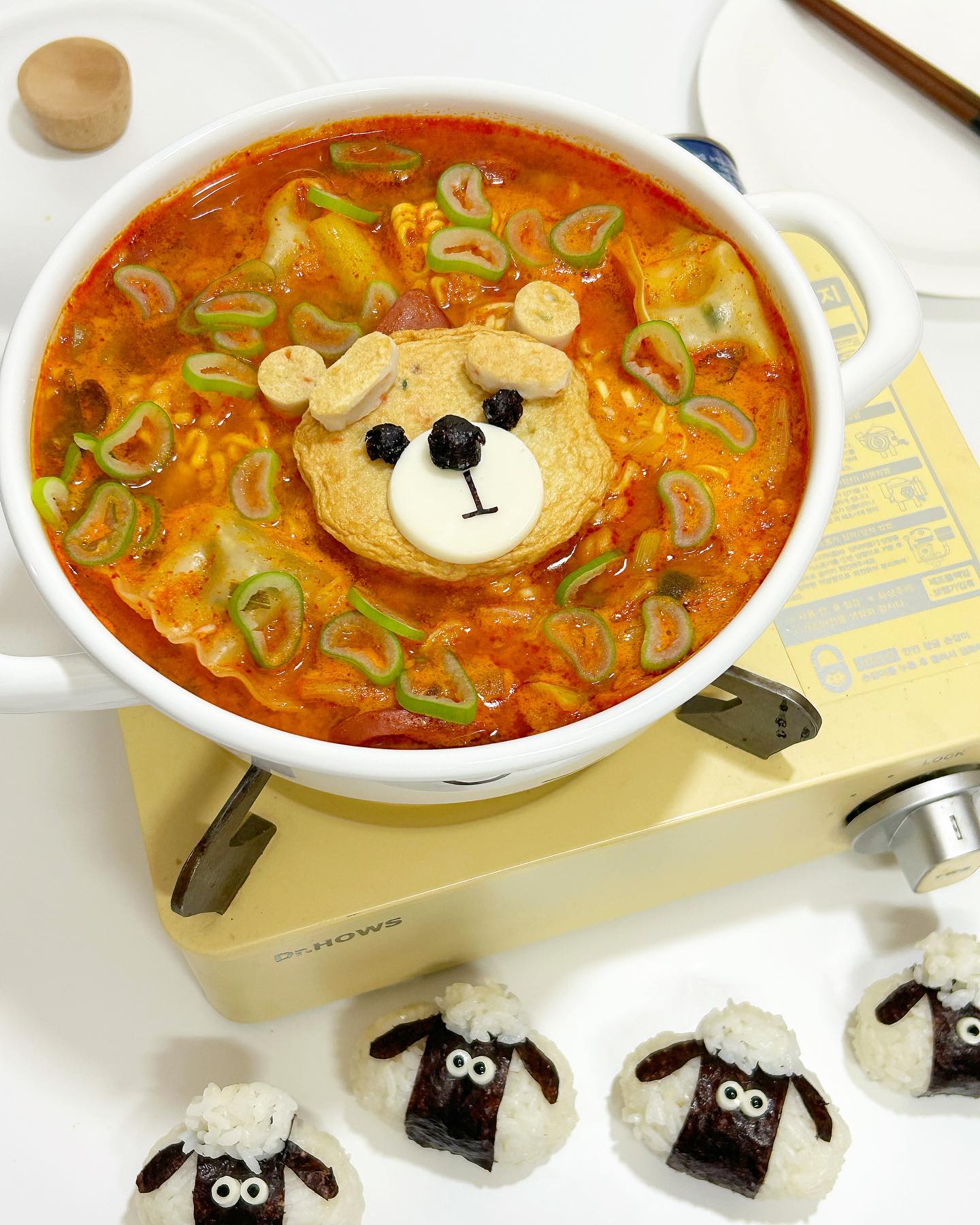 #협찬 x cj_the_market cjcheiljedang 
.
.
전골맛집 쿡킷으로 집에서 만나는 인생전골요리!
별도 해동없이 준비된 재료를 넣고 끓이기만 하면 10분만에
깊고 진-한 감칠맛 가득한 밥도둑 부대찌개가 뙇!!!
거기에 곰돌이🐻어묵으로 데코해주고 그로밋양 주먹밥
만들어서 같이 뇸뇸뇸🍚 먹으니 이거 꿀맛이네✨
.
.
이제까지 부대찌개는 항상 사리가 부족해서 아쉬웠는데
CJ제일제당 스팸부대전골은 사골육수에 갖은 양념으로
맛을 낸 부대찌개 국물에, 스팸을 포함한 2가지 햄과 만두
라면까지 더해 든든하고 푸짐하게 즐길 수 있는거 넘좋😭
.
.
✔️CJ제일제당 공식몰에서 훨~씬 저렴하게 구매할 수
있다는 거! 또, 내일배송 서비스 도입으로 오늘 구매하고
당장 내일 받아볼 수 있다는 것도 별표⭐️ 뿅!!♥️
.
.
#캠핑밀키트 #부대전골맛집 #부대찌개맛집
#부대찌개밀키트 #부대찌개레시피 #밀키트추천
#곱창전골 #곱창전골요리 #캠핑밀키트 #곱창맛집
#곱창전골맛집 #간편 #전골레시피 #부대전골
#부대찌개요리 #플레이팅 #홈쿡 #쿡스타그램